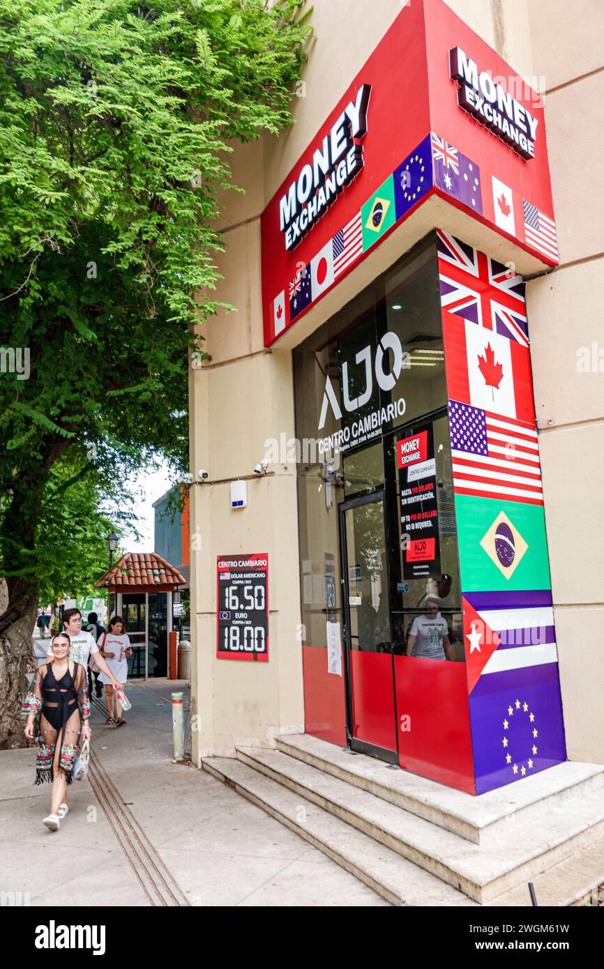 Merida Mexico, zona Paseo Montejo Centro, Avenida Colon, cambio valuta, ingresso esterno, bandiere di campagna, donna donna donna donna donna, adulti, resi Foto Stock