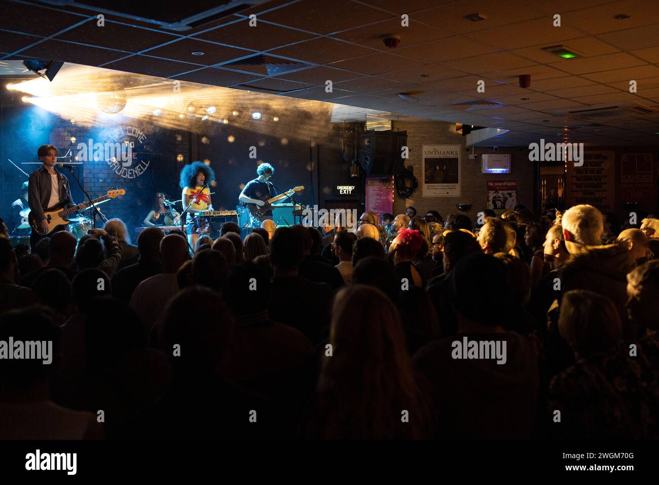 La band di Leeds English Teacher si esibisce dal vivo in uno spettacolo sold-out al Brudenell Social Club nel 2023. Insegnante di musica inglese, Lily Fontaine, Brudenell Leeds Foto Stock
