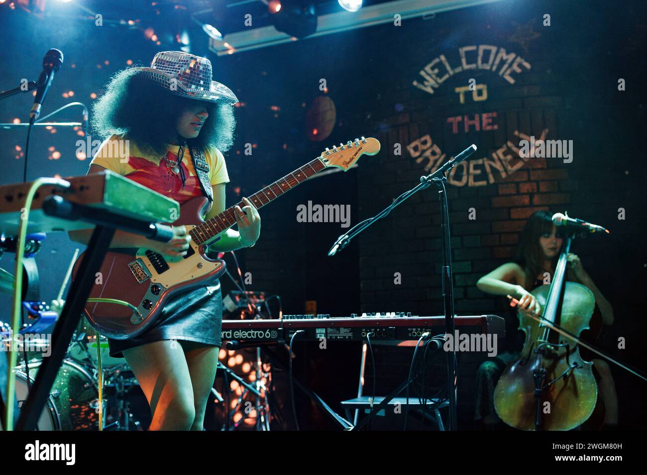 Lily Fontaine della band English Teacher si esibisce dal vivo sul palco al Brudenell Social Club di Leeds nel 2023. Foto Stock