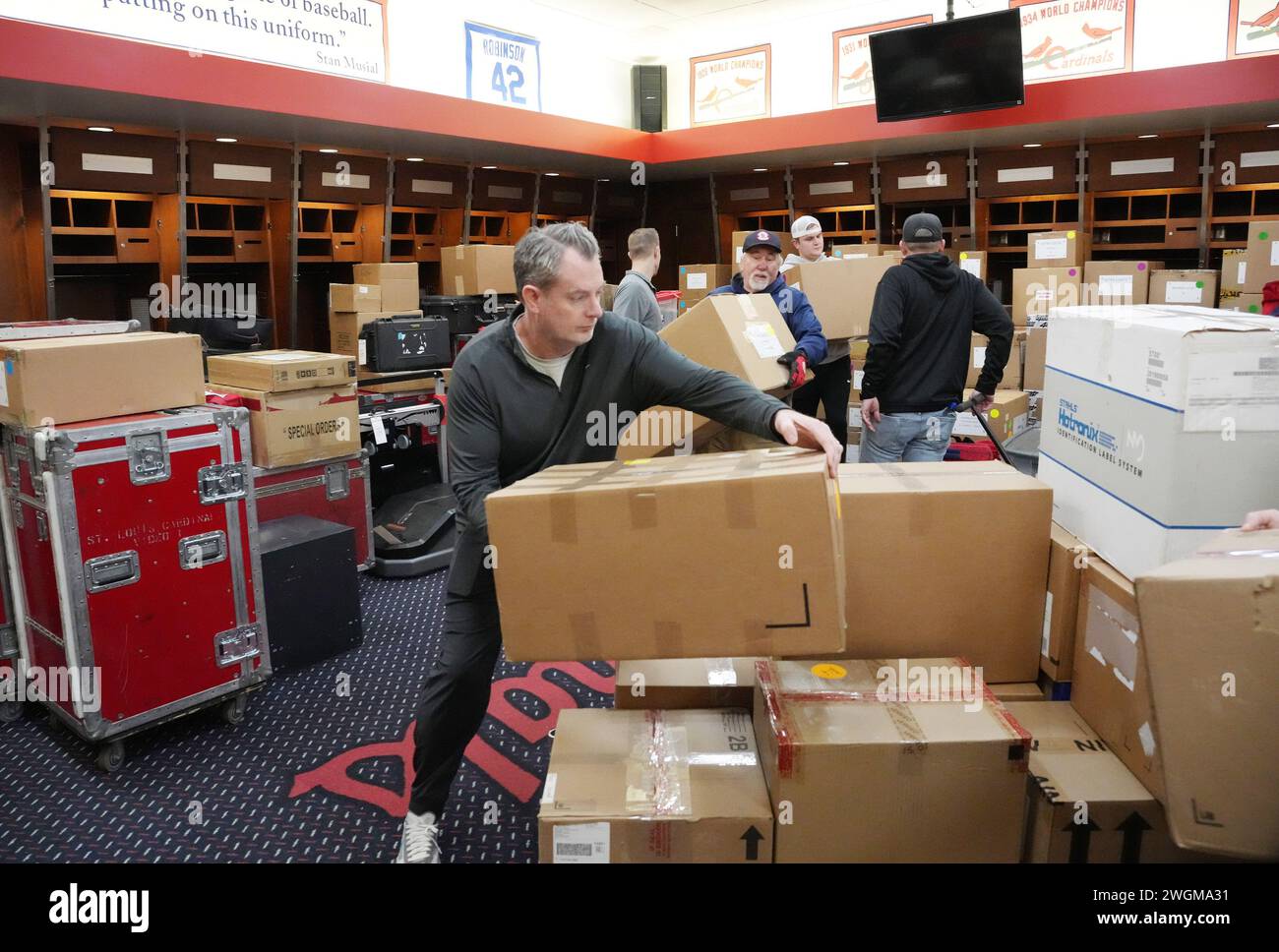 St Louis, Stati Uniti. 9 febbraio 2024. St Chris Conroy, assistente allenatore dei Louis Cardinals, carica un carrello con St Le attrezzature Louis .Cardinals si dirigono verso un rimorchio di trattori mentre la squadra inizia a trasferirsi a Jupiter, Florida, per gli allenamenti primaverili al Busch Stadium di St Louis lunedì 5 febbraio 2024. Lanciatori e ricevitori si recano al campo il 14 febbraio e la squadra completa il 19 febbraio 2024. Foto di Bill Greenblatt/UPI credito: UPI/Alamy Live News Foto Stock