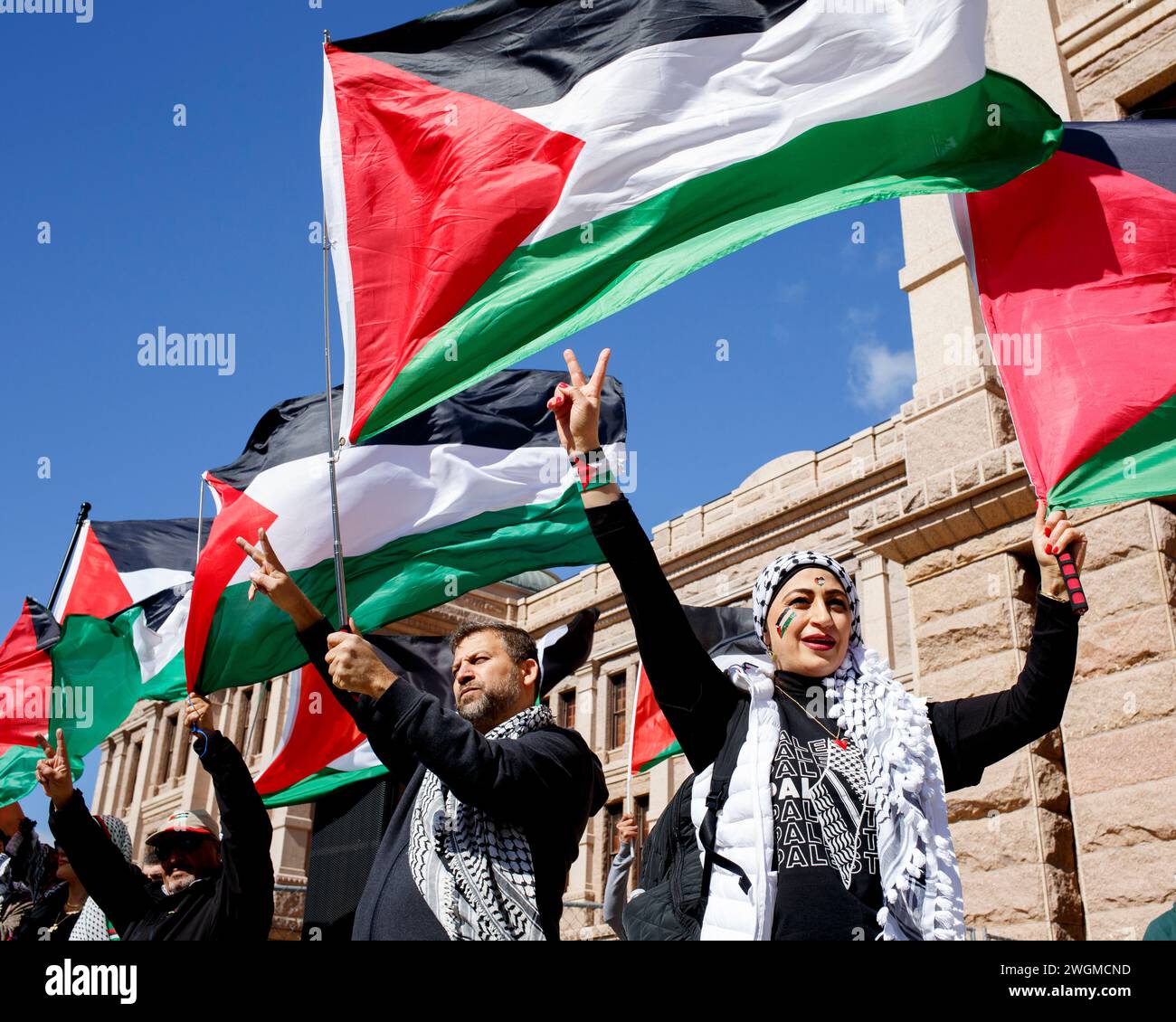 Austin, Texas, Stati Uniti. 4 febbraio 2024. I sostenitori del popolo palestinese a Gaza e in Cisgiordania tengono bandiere palestinesi in una giornata molto ventosa presso il Campidoglio del Texas ad Austin, Texas, il 4 febbraio. Il Texas United Against Genocide Protestation and march fa parte di una serie nazionale di marce in programma in diverse città per protestare contro il bombardamento incessante e indiscriminato di Israele contro i civili a Gaza e le uccisioni di palestinesi da parte di soldati IDF e coloni israeliani in Cisgiordania. (Credit Image: © Jaime Carrero/ZUMA Press Wire) SOLO PER USO EDITORIALE! Non per USO commerciale! Foto Stock