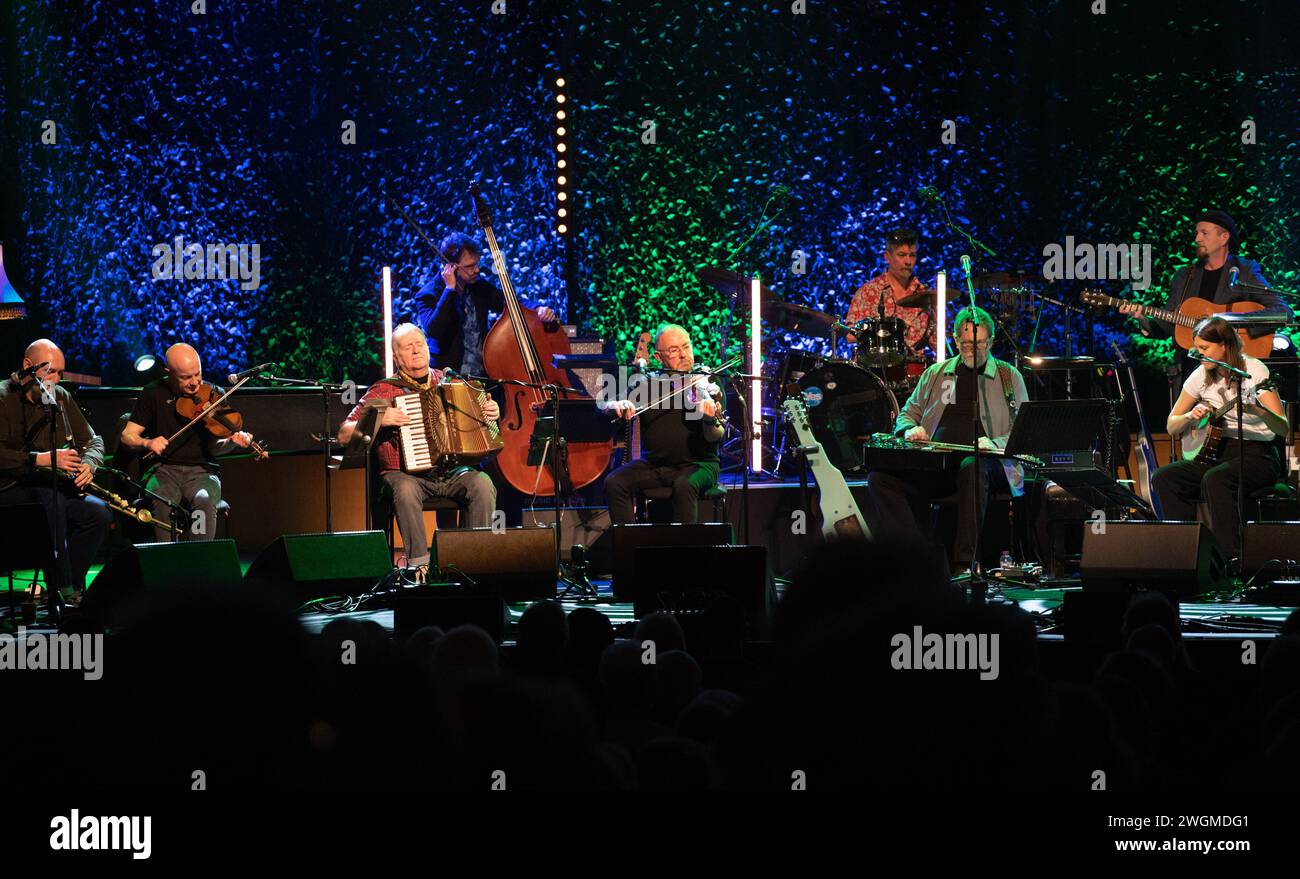 Glasgow, Scozia, Regno Unito. 4 febbraio 2024. Glasgow, Scozia. La band Transatlantic Sessions si è esibita presso la sala concerti di Glasgow al Transatlantic Sessions 2024 come parte dei Celtic Connections. La band Celtic and Roots, guidata da Aly Bain e Jerry Douglas, include Phil Cunningham, John Doyle, Michael McGoldrick, John McCusker, Donald Shaw, James Mackintosh e Daniel Kimbro. Foto Pauline Keightley/ Alamy. Crediti: Pauline Keightley/Alamy Live News Foto Stock