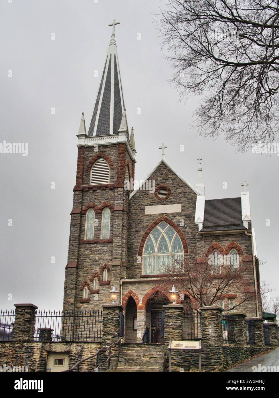 Vista della chiesa cattolica romana in pietra di Harpers Ferry, West Virginia in inverno. Foto Stock