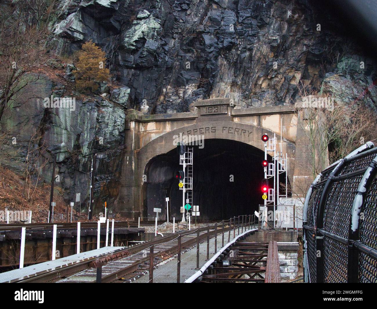 Ponte ferroviario e tunnel ferroviario sul fiume Potomac e attraverso i monti Appalachi a Harpers Ferry, West Virginia, in inverno. Foto Stock