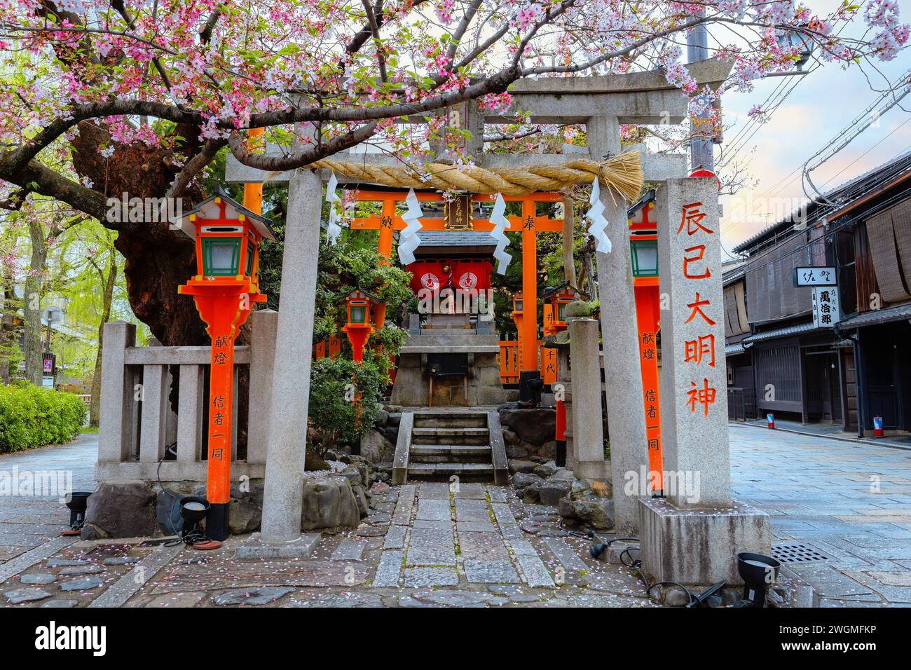 Kyoto, Giappone - 6 aprile 2023: Santuario Tatsumi Daimyojin situato vicino al ponte bashi Tatsumu nel distretto di Gion Foto Stock