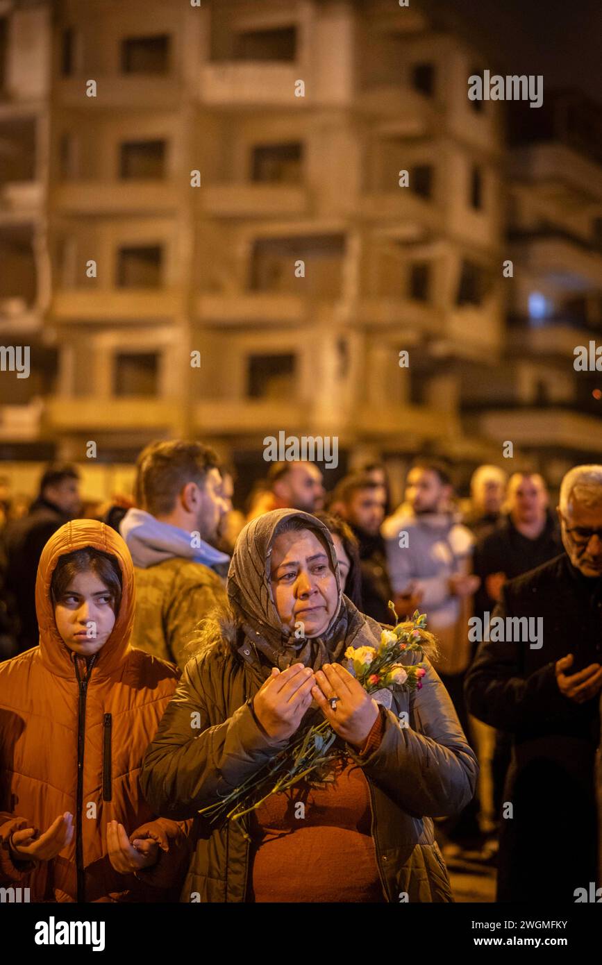 Erdbeben Tuerkei 06022024 - Eine Frau Weint. Im Hintergrund ein durch das Erdbeben zerstörte Haus Ein Jahr nach dem schweren Erdbeben in der Tuerkei in der Stadt Kirikhan in der Provinz Hatay an der Grenze zu Syrien. Kirikhan Hatay Turkiye *** terremoto Turchia 06022024 Una donna piange sullo sfondo una casa distrutta dal terremoto un anno dopo il grave terremoto in Turchia nella città di Kirikhan nella provincia di Hatay al confine con la Siria Kirikhan Hatay Turkiye 060224 ppb-19 Foto Stock