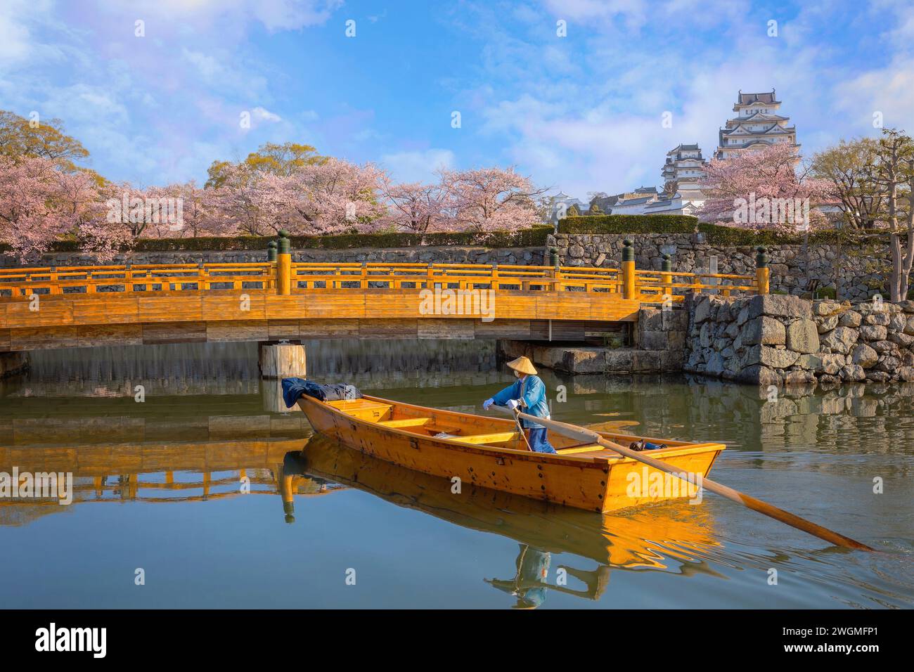 Hyogo, Giappone - 4 aprile 2023: Persone non identificate fanno un giro in barca sull'Himeji intorno al fossato esterno del castello di Himeji durante il periodo di fioritura completa di sakura a Srin Foto Stock