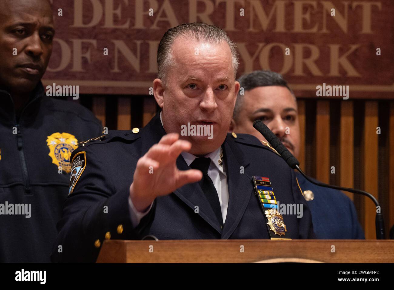 Il capo della pattuglia John Chell parla durante un briefing stampa con il sindaco Eric Adams, il Commissario di polizia Edward Caban e i dirigenti della polizia di New York sulle indagini sui crimini commessi dai migranti al One Police Plaza di New York il 5 febbraio 2024 Foto Stock