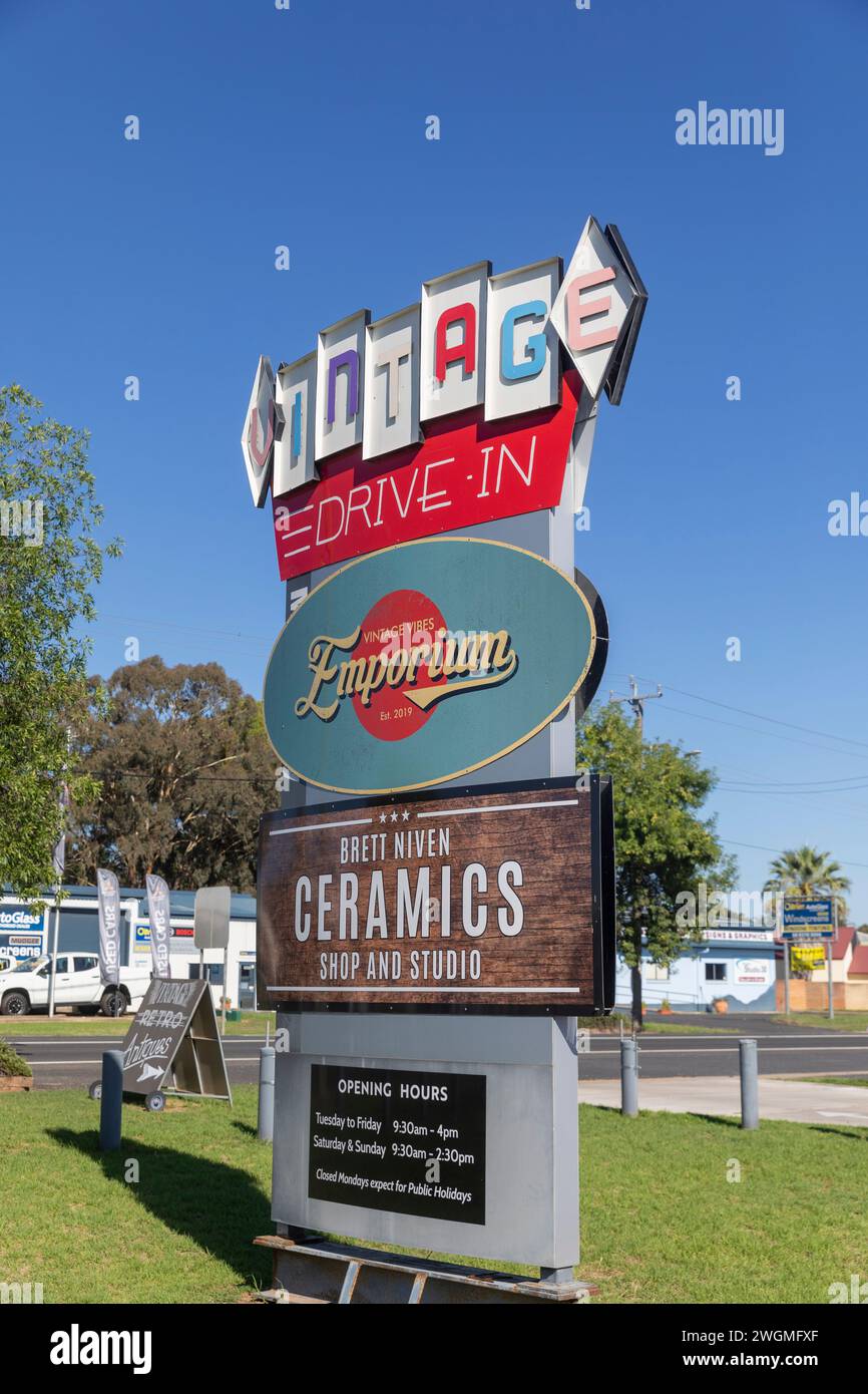 Centro città di Mudgee, cartelli per l'emporio Vintage e il negozio e studio di ceramiche Brett Niven, New South Wales, Australia, 2024 Foto Stock