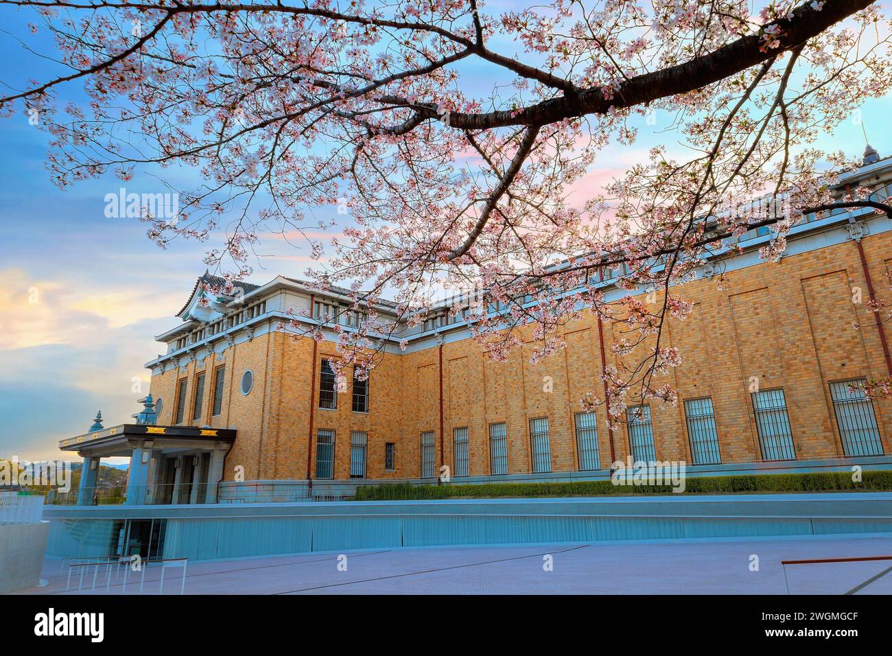 Kyoto, Giappone - 2 aprile 2023: Il Museo d'arte KYOCERA DI Kyoto è uno dei più antichi musei d'arte del Giappone, aperto nel 1928 come commemorazione dell'imperatore Foto Stock