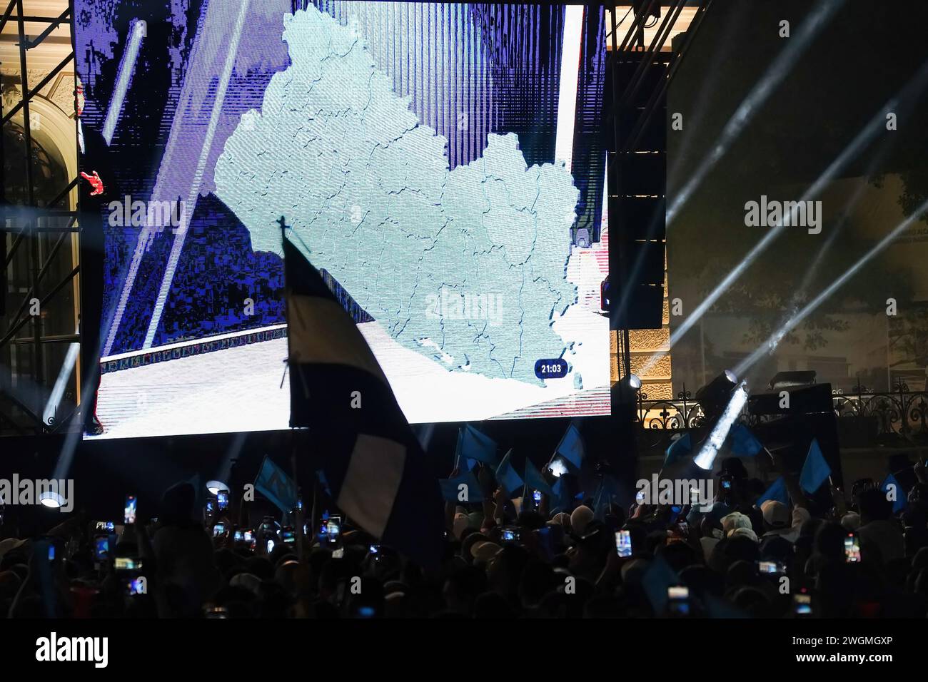 San Salvador, El Salvador. 4 febbraio 2024. I sostenitori di Nayib Bukele applaudono durante la sua celebrazione dopo aver definito una vittoria. Il Tribunale elettorale supremo ha annunciato che avrebbe fatto un riconteggio dei voti dopo anomalie durante il conteggio preliminare, mentre Nayib Bukele ha chiamato l'elezione a suo favore poche ore dopo la chiusura dei sondaggi. (Foto di Camilo Freedman/SOPA Images/Sipa USA) credito: SIPA USA/Alamy Live News Foto Stock