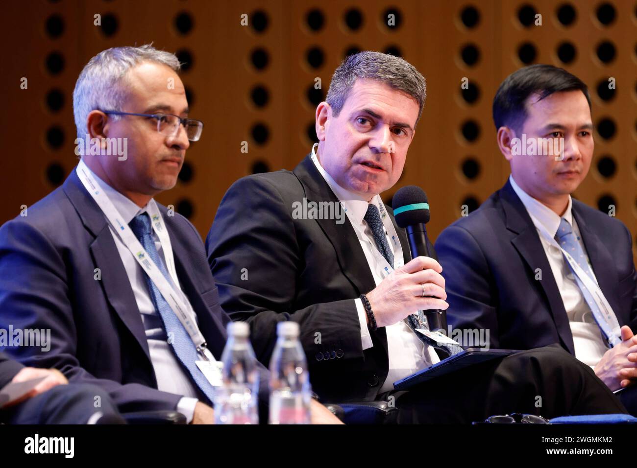 Kranj, Slovenia. 5 febbraio 2024. Dimosthenis Anagnostopoulos, Segretario generale dei sistemi informativi della Grecia presso il Ministro della governance digitale, parla al 2° Forum globale sull'etica dell'intelligenza artificiale a Kranj. Il forum sotto il patrocinio dell'UNESCO si intitola Changing the Landscape of ai Governance e si svolgerà al Brdo Congress Centre fino al 6 febbraio. Credito: SOPA Images Limited/Alamy Live News Foto Stock