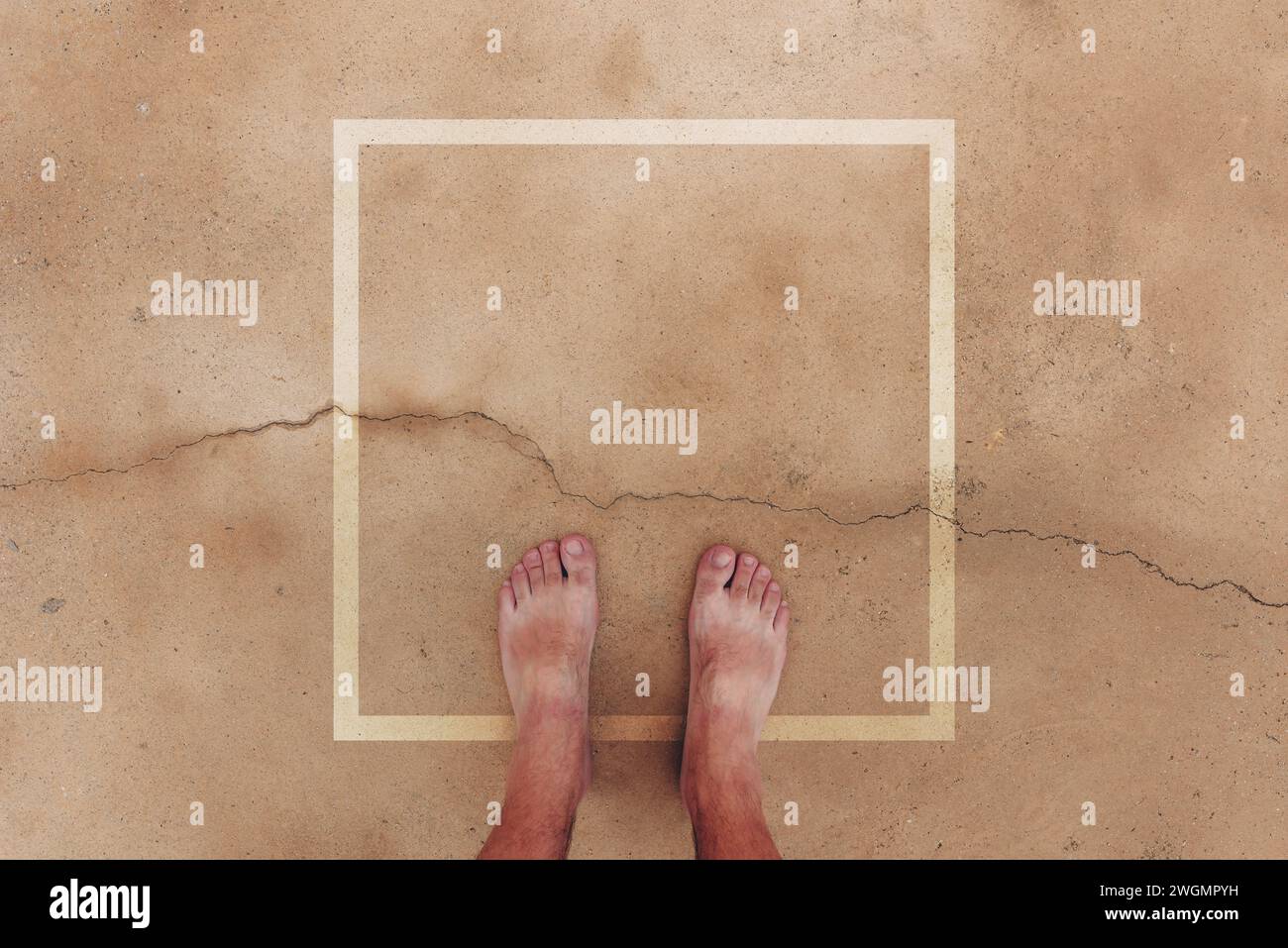 Maschio a piedi nudi in piedi su una superficie di cemento bagnato con telaio quadrato come spazio di copia, immagine pov con vista dall'alto Foto Stock