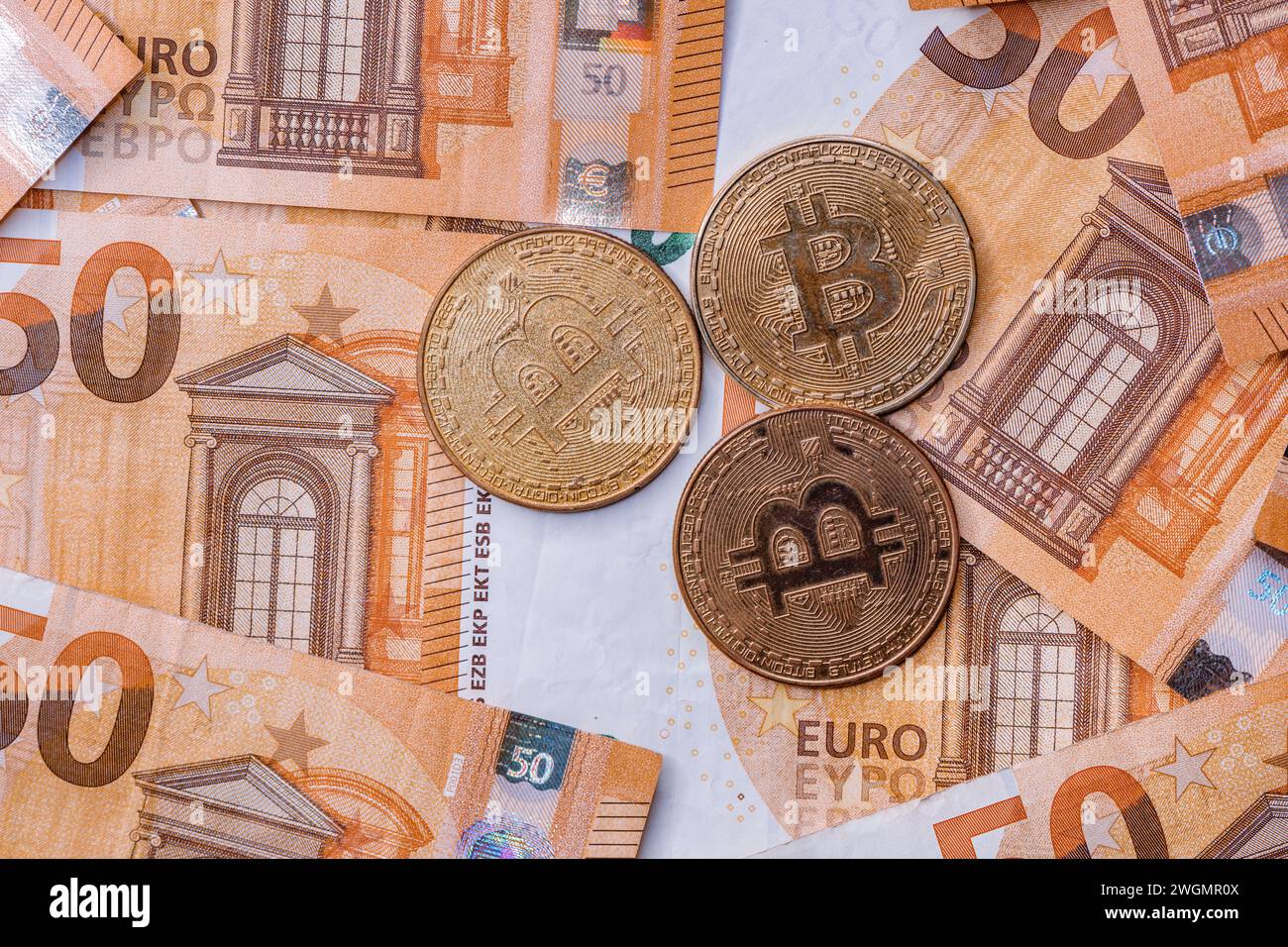 Trading di criptovalute, cambio Bitcoin con valuta in euro, vista dall'alto Foto Stock
