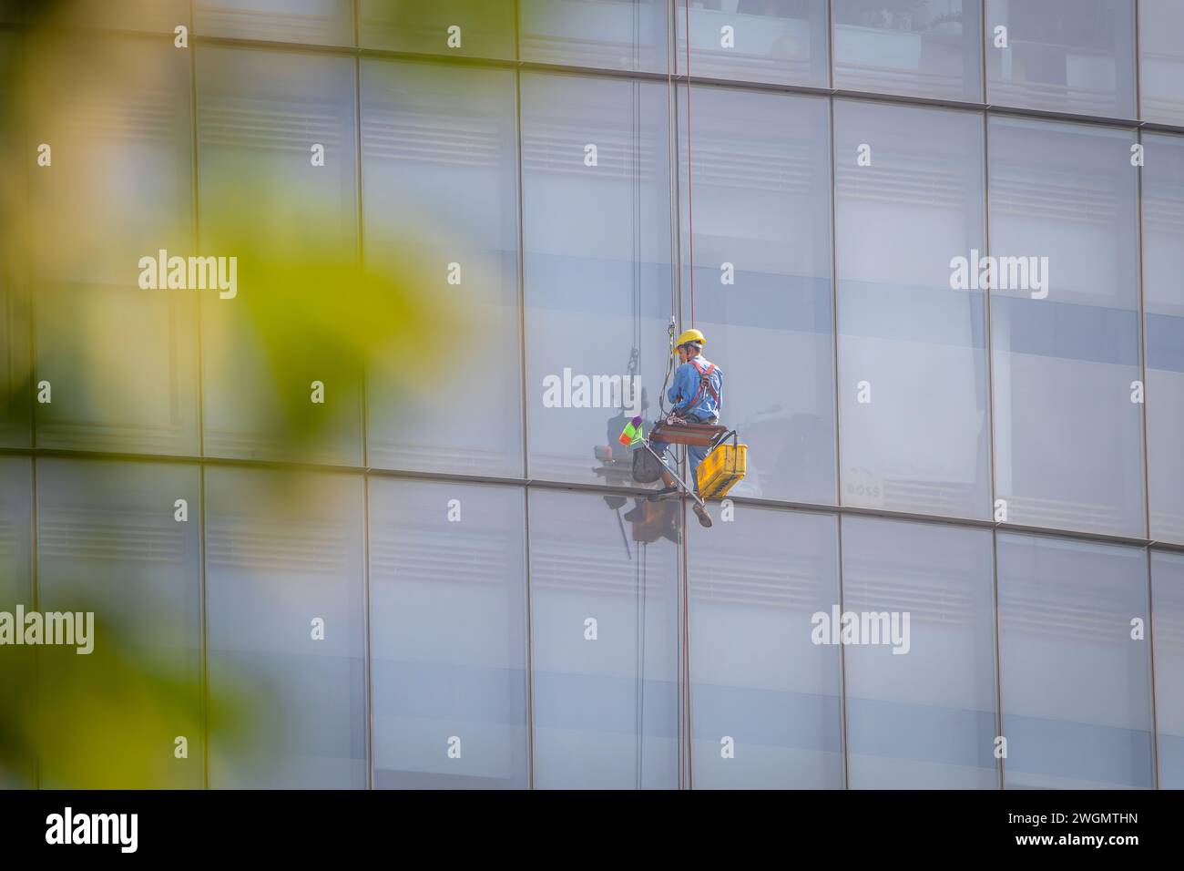 22 gennaio 2024: I lavoratori puliscono il vetro su edifici alti a ho chi Minh City, Vietnam Foto Stock