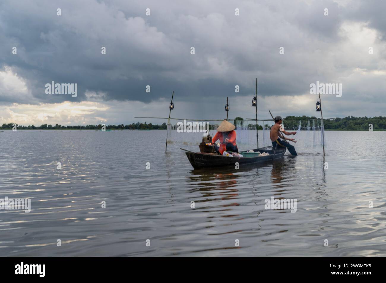 La vita delle persone nella regione sud-occidentale del Vietnam durante la stagione delle inondazioni Foto Stock