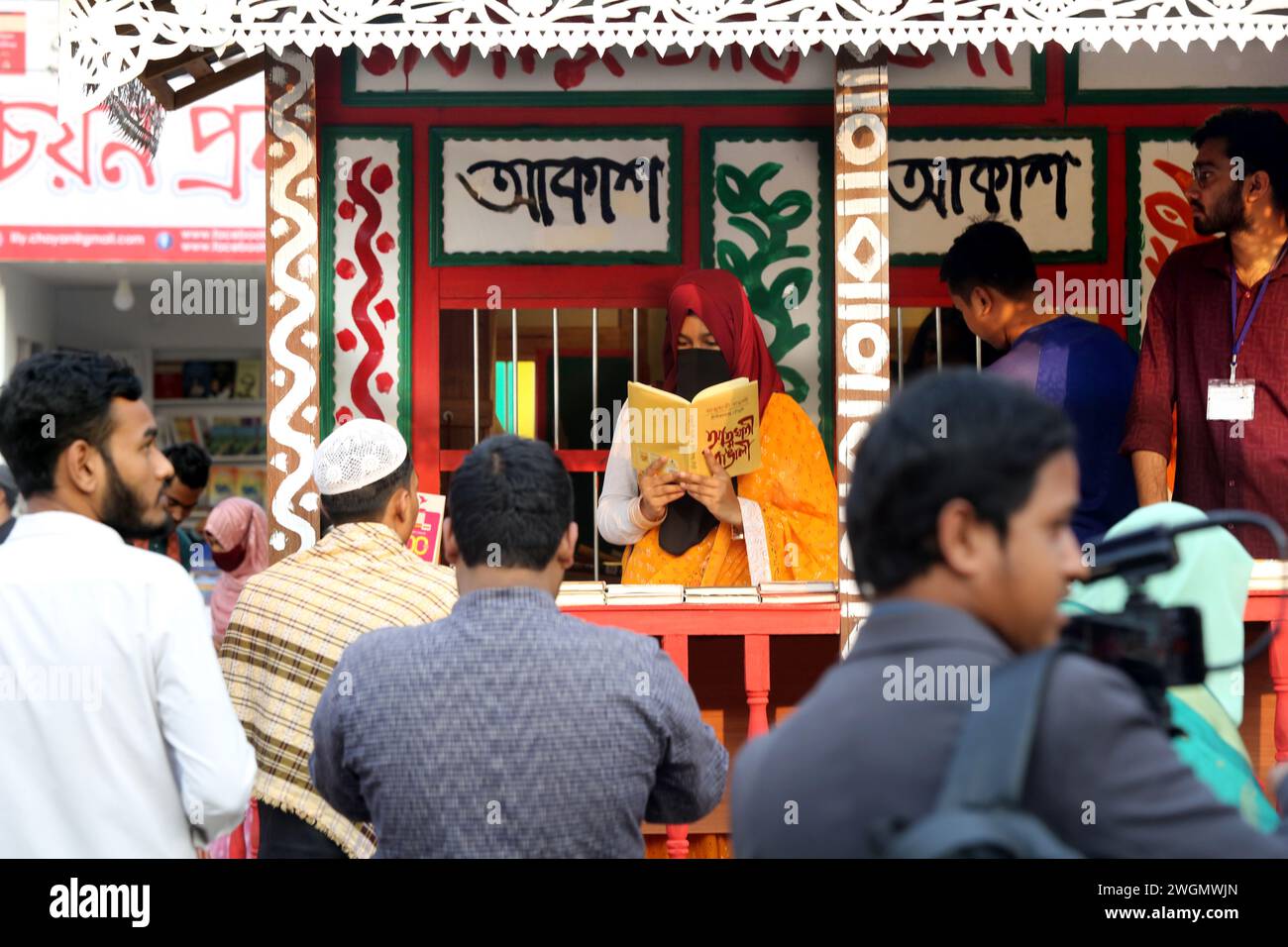 Dhaka, Wari, Bangladesh. 5 febbraio 2024. I visitatori leggono libri alla fiera nazionale del libro chiamata Ekushey Boi Mela a Dacca. Ogni anno, la Bangla Academy organizza la fiera nazionale del libro nell'area dell'Università di Dhaka. Questa fiera del libro è la più grande del Bangladesh e si svolge per tutto il mese di febbraio. Dacca, Bangladesh, 6 febbraio 2024. (Credit Image: © Habibur Rahman/ZUMA Press Wire) SOLO PER USO EDITORIALE! Non per USO commerciale! Foto Stock