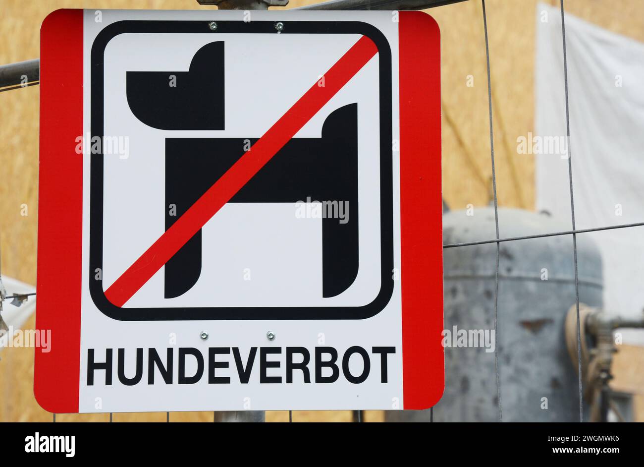 I cani non sono autorizzati a firmare in lingua tedesca sulla strada. Schild Hundeverbot. Foto Stock