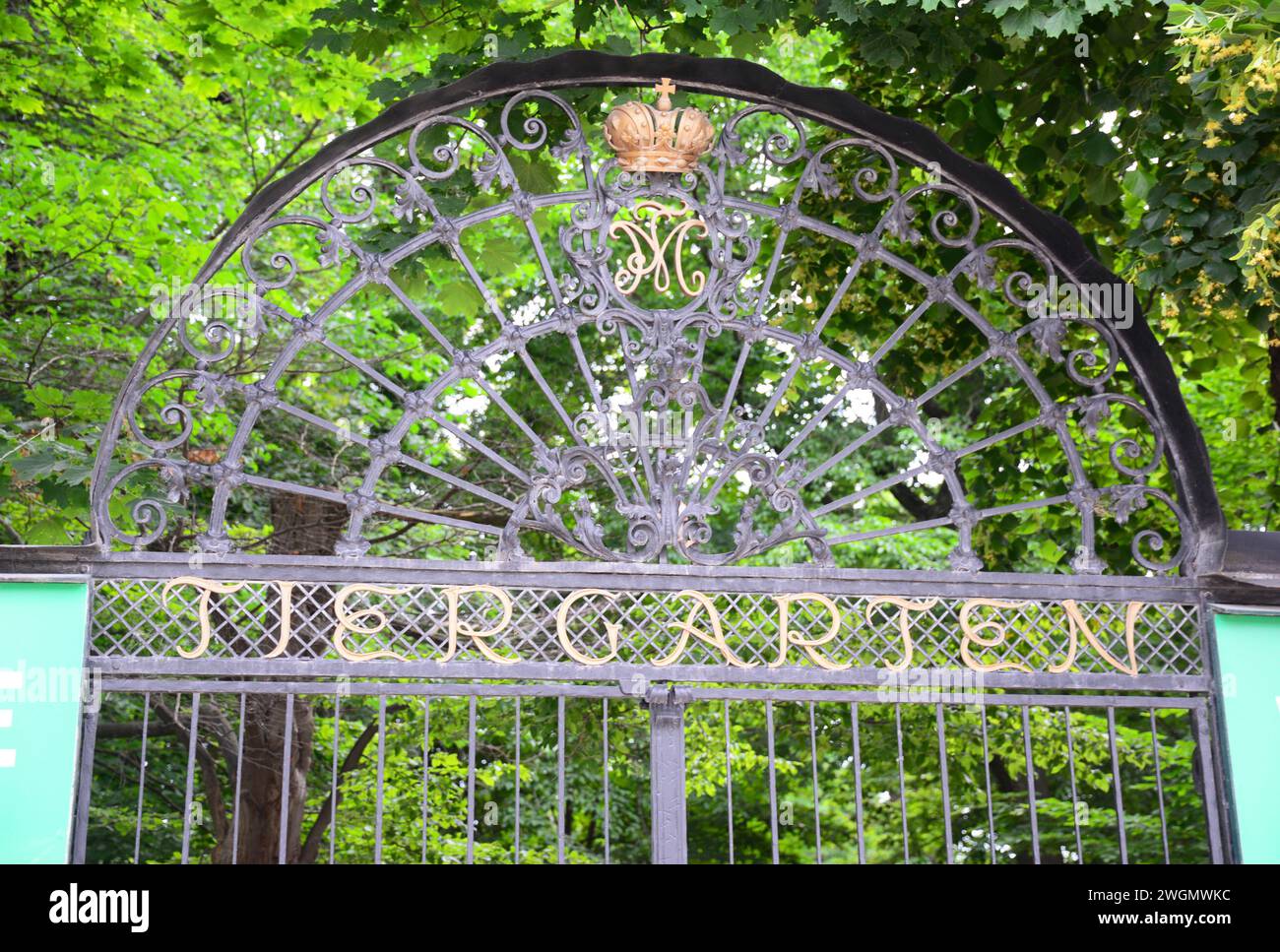 Tiergarten Schoenbrunn - Zoo Vienna cancello d'ingresso in metallo. Foto Stock