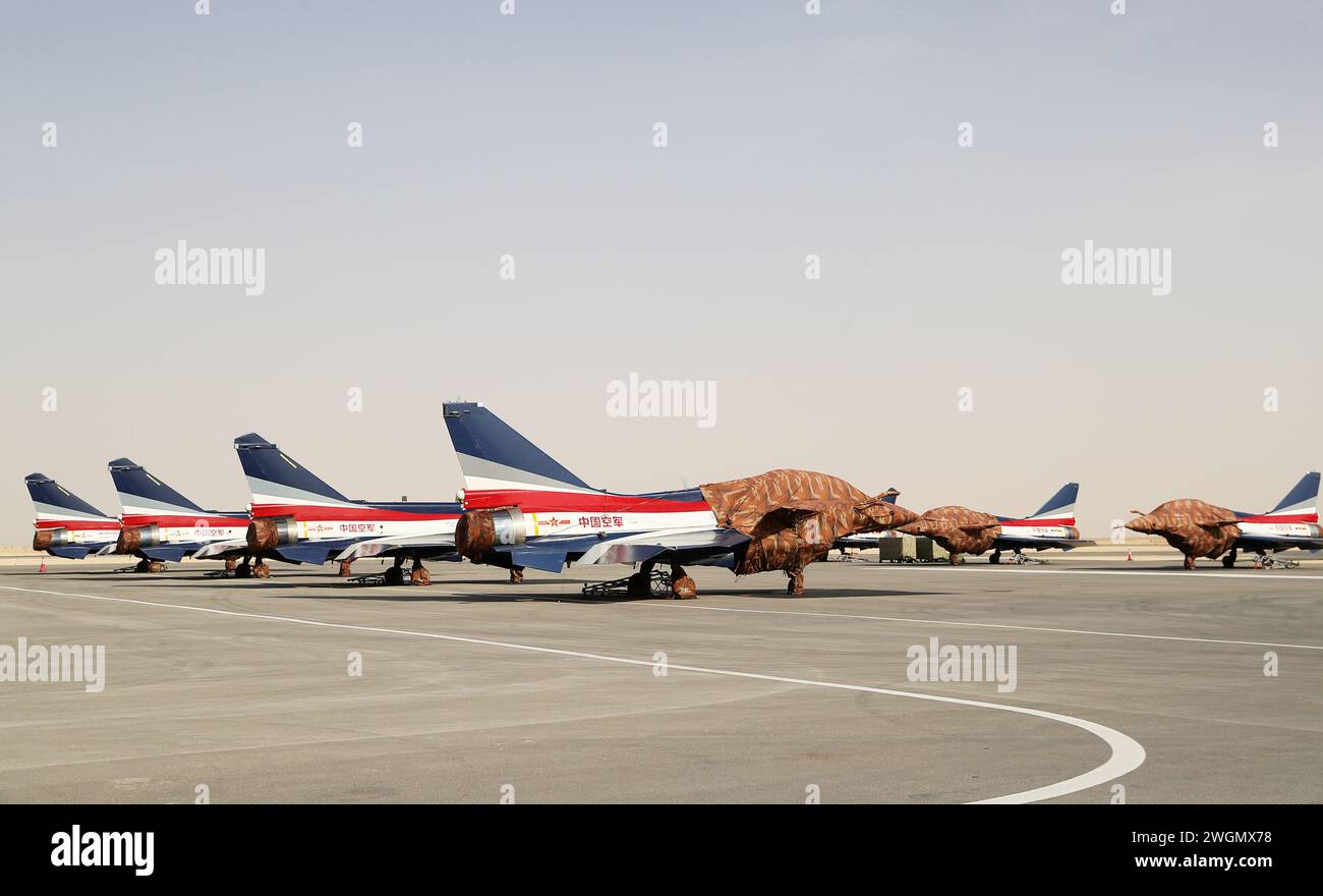 Pechino, Arabia Saudita. 4 febbraio 2024. Gli aerei del 1° agosto della squadra dimostrativa aerobatica dell'Aeronautica militare cinese sono visti alla seconda edizione del World Defense Show di Riyadh, Arabia Saudita, 4 febbraio 2024. L'Arabia Saudita ha dato il via domenica alla seconda edizione del World Defense Show nella capitale Riyadh, con la delegazione di difesa cinese e l'aeronautica cinese presenti. Crediti: Wang Dongzhen/Xinhua/Alamy Live News Foto Stock