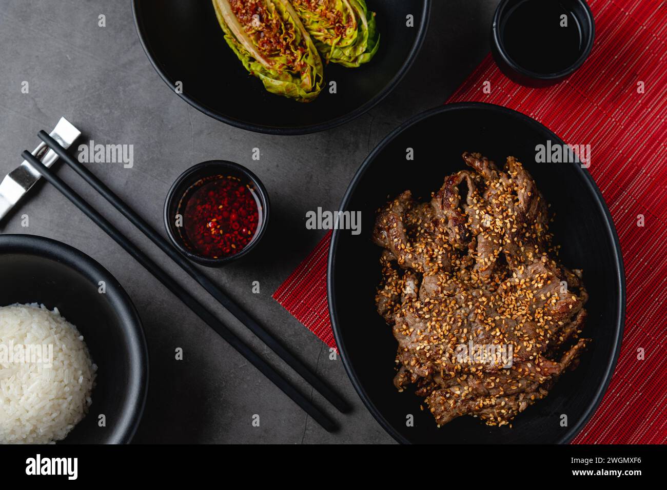 Bulgogi di manzo con verdure, salsa e riso pilaf Foto Stock