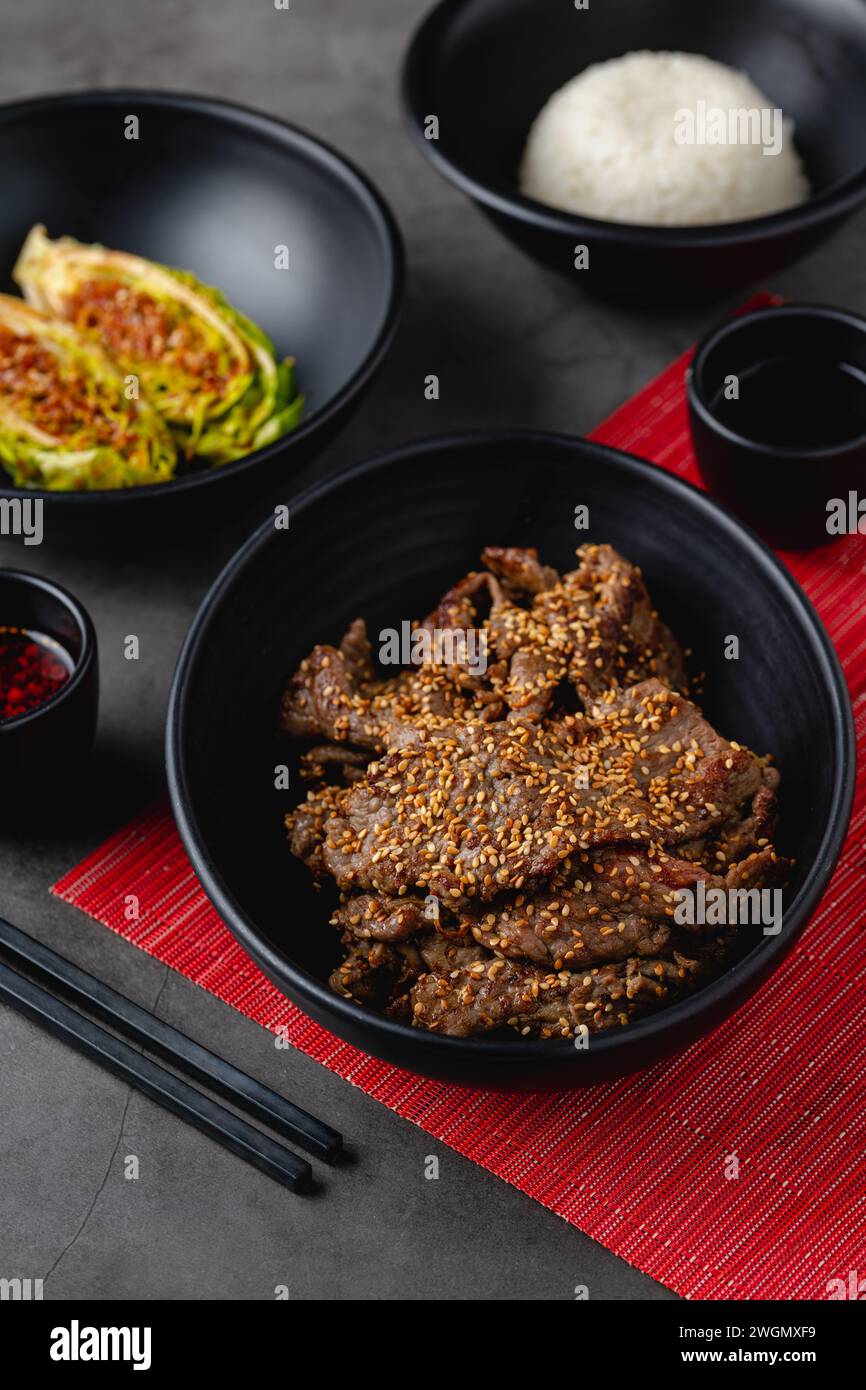 Bulgogi di manzo con verdure, salsa e riso pilaf Foto Stock