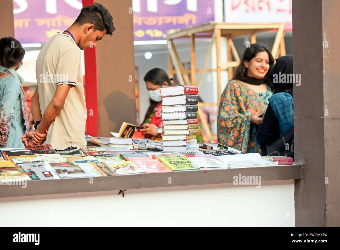 Buchmesse a Dacca i visitatori leggono libri alla fiera nazionale del libro chiamata Ekushey Boi Mela a Dacca. Ogni anno, Bangla Academy organizza la fiera nazionale del libro nell'area dell'Università di Dhaka. Questa fiera del libro è la più grande del Bangladesh e si svolge per tutto il mese di febbraio. Dacca, Bangladesh, 6 febbraio 2024. Dhaka Distretto di Dhaka Bangladesh Copyright: XHabiburxRahmanx Foto Stock