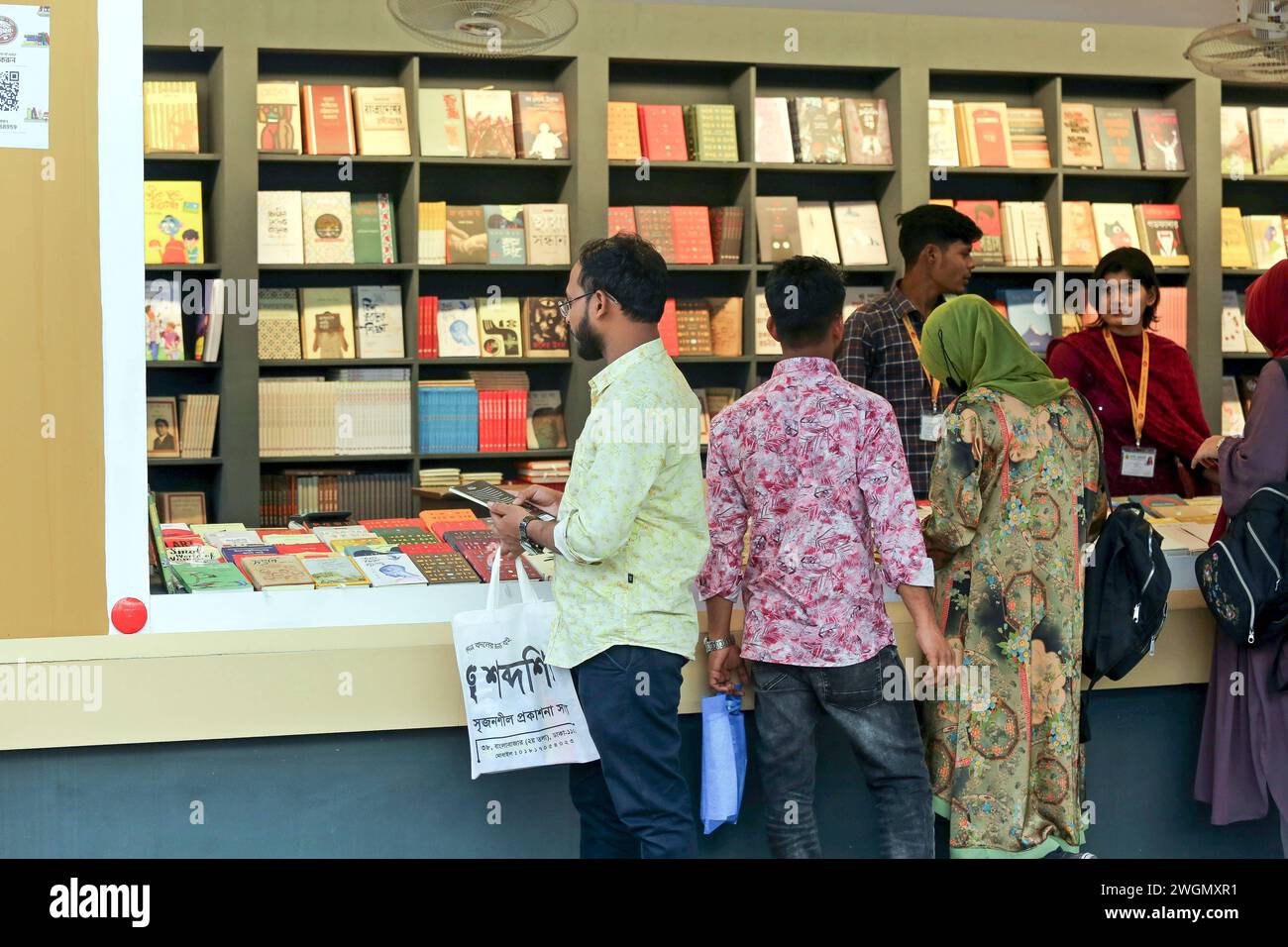 Buchmesse a Dacca i visitatori leggono libri alla fiera nazionale del libro chiamata Ekushey Boi Mela a Dacca. Ogni anno, Bangla Academy organizza la fiera nazionale del libro nell'area dell'Università di Dhaka. Questa fiera del libro è la più grande del Bangladesh e si svolge per tutto il mese di febbraio. Dacca, Bangladesh, 6 febbraio 2024. Dhaka Distretto di Dhaka Bangladesh Copyright: XHabiburxRahmanx Foto Stock