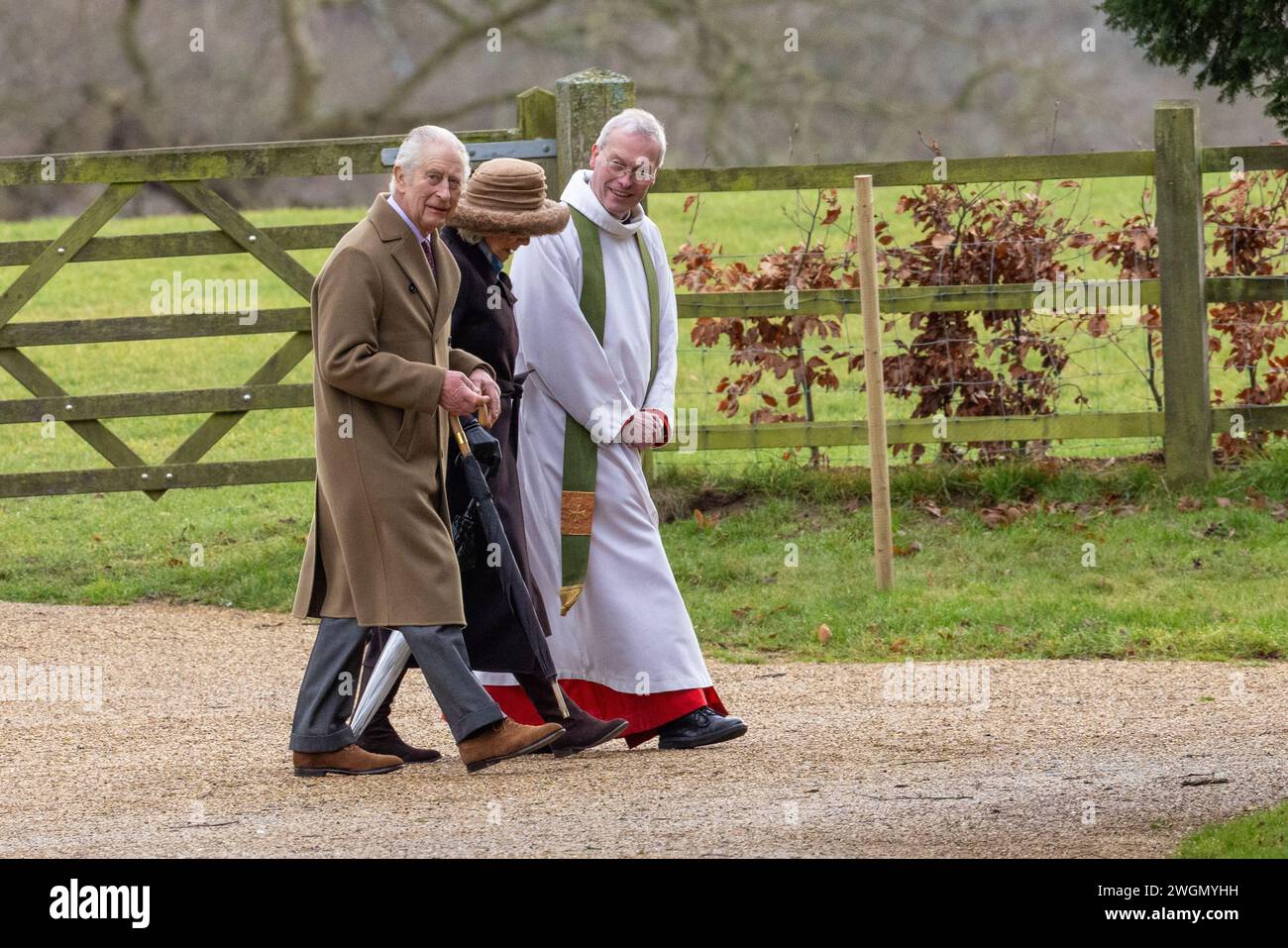 Il PIC datato 4 febbraio mostra re Carlo e la regina Camilla nella chiesa di Sandringham, nel Norfolk, prima della diagnosi del cancro con il reverendo Canon Paul Williams. Foto Stock