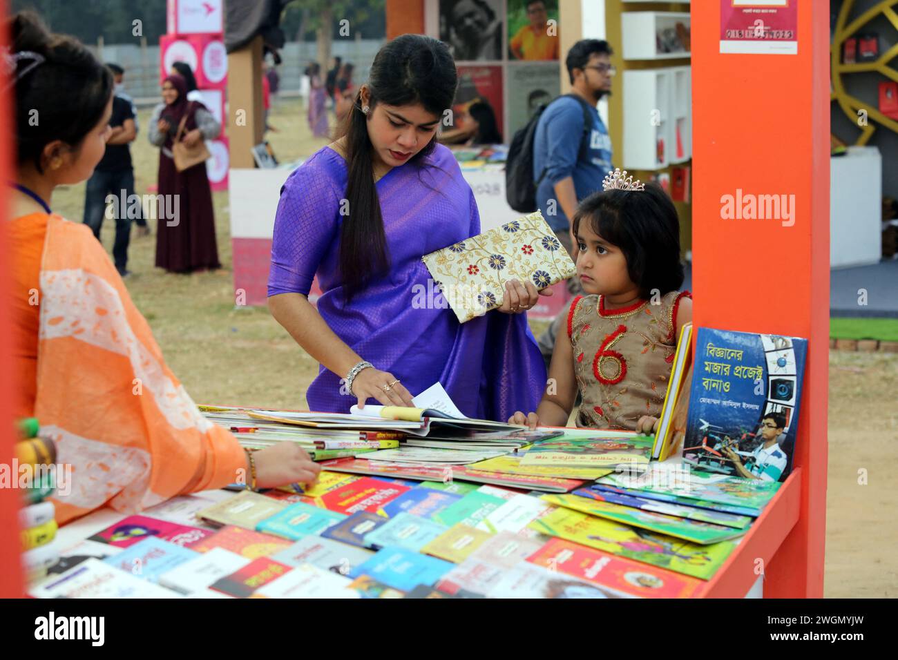 Dacca, Bangladesh. 6 febbraio 2024. I visitatori leggono libri alla fiera nazionale del libro chiamata Ekushey Boi Mela a Dacca. Ogni anno, la Bangla Academy organizza la fiera nazionale del libro nell'area dell'Università di Dhaka. Questa fiera del libro è la più grande del Bangladesh e si svolge per tutto il mese di febbraio. Dacca, Bangladesh, 6 febbraio 2024. Foto di Habibur Rahman/ABACAPRESS.COM credito: Abaca Press/Alamy Live News Foto Stock