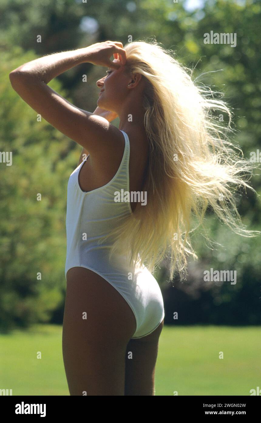 bella capelli biondi silhouette giovane donna bianco naturale corpo completo naturale naturale naturale corpo verde fogliame fitness di sfondo Foto Stock