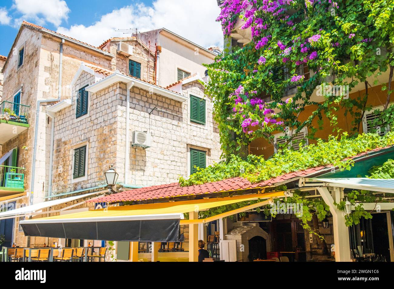 Bellissimo esterno di un vecchio edificio nella città vecchia di Makarska, in Croazia Foto Stock
