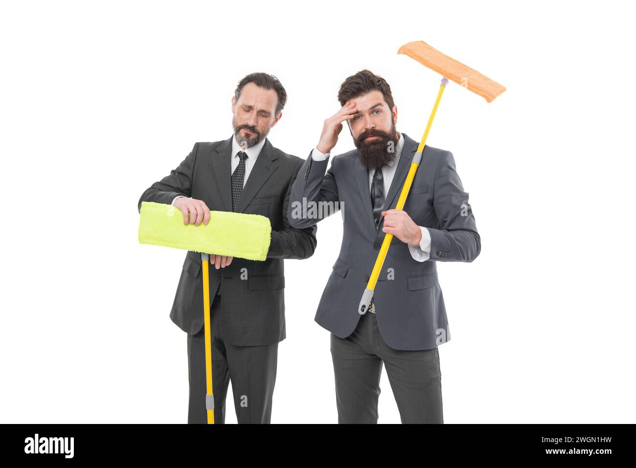 uomini d'affari da parete trasparente a bianco. ardesia pulita. Collaborazione e lavoro di squadra. Pulizia società. Affari puliti. uomini maturi bearded in suit holding Foto Stock