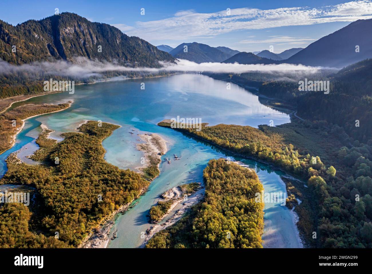 Vista aerea del letto del fiume e del lago con montagne, soleggiato, lago Sylvenstein, Alpi bavaresi, alta Baviera, Baviera, Germania, Europa Foto Stock