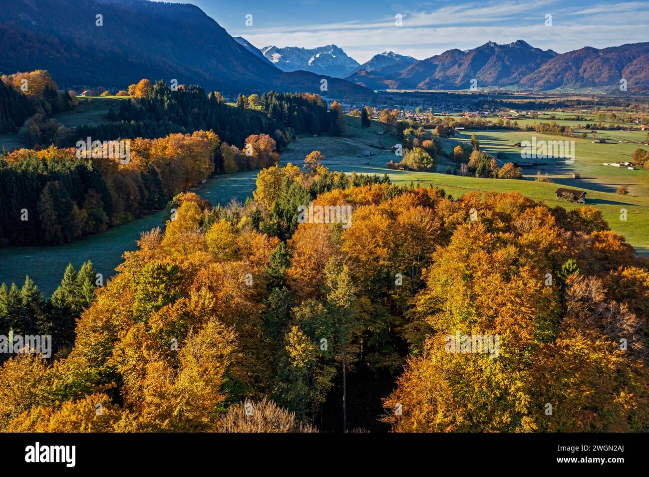 Vista aerea del paesaggio montano, delle cascate, della foresta, del sole, di Murnau, Zugspitze, Alpi Bavaresi, alta Baviera, Germania, Europa Foto Stock