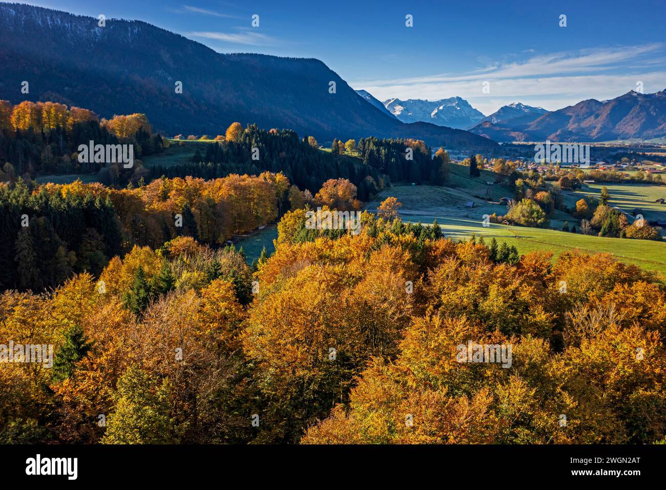 Vista aerea del paesaggio montano, delle cascate, della foresta, del sole, di Murnau, Zugspitze, Alpi Bavaresi, alta Baviera, Germania, Europa Foto Stock