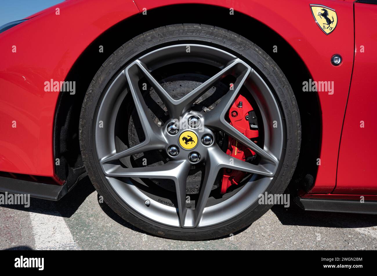 Volante dell'auto sportiva italiana Ferrari F8 Tributo. Cerchione in lega leggera, con pneumatico a basso profilo e pinza freni grande che si aggancia a un disco carbo-ceramico Foto Stock