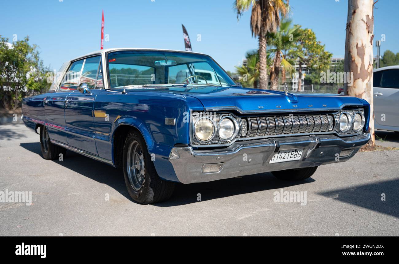 Vista frontale dell'immensa auto americana classica blu Dodge Polara. Foto Stock