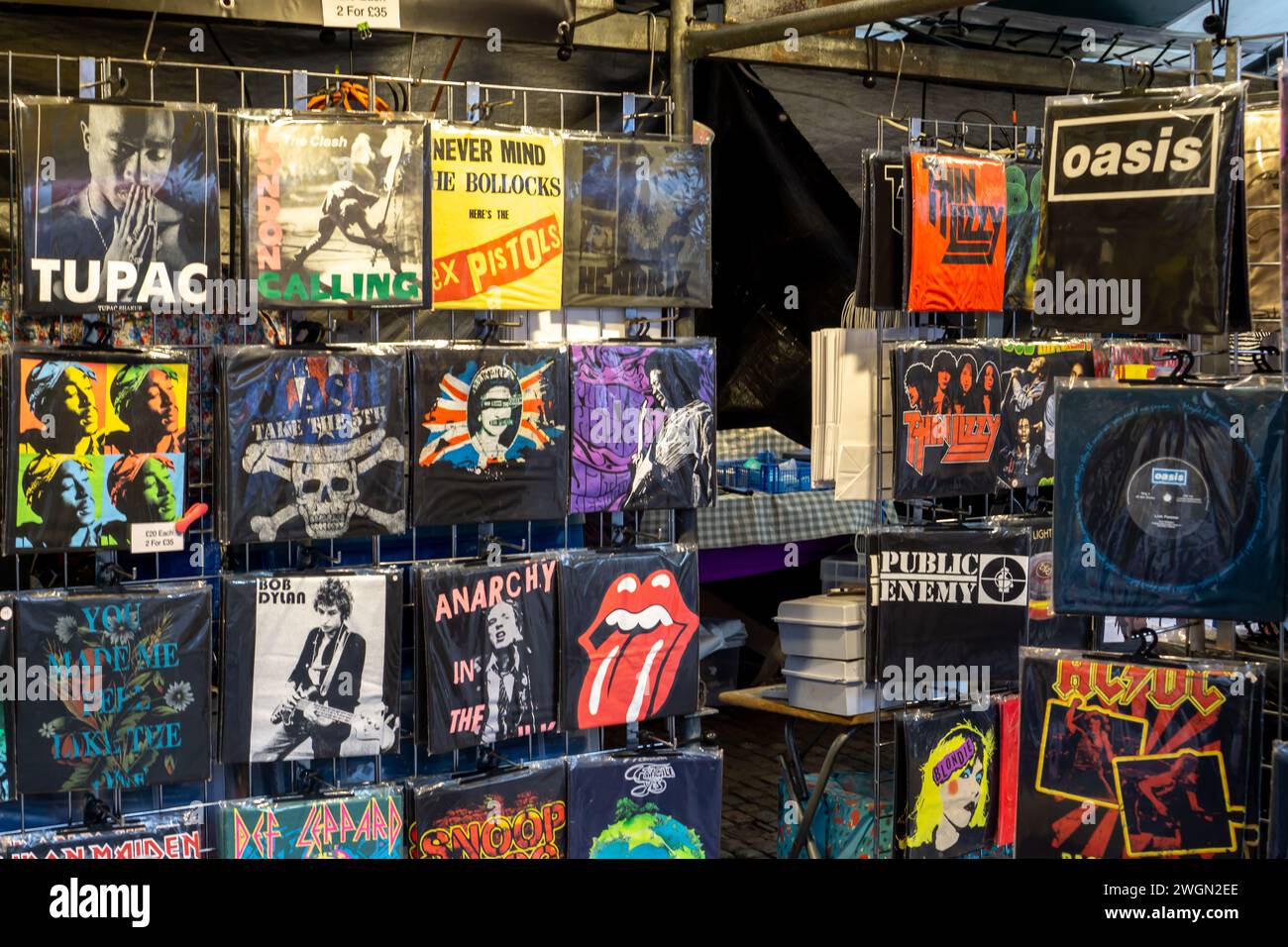 T-shirt rock e pop in un mercato di Cambridge Foto Stock