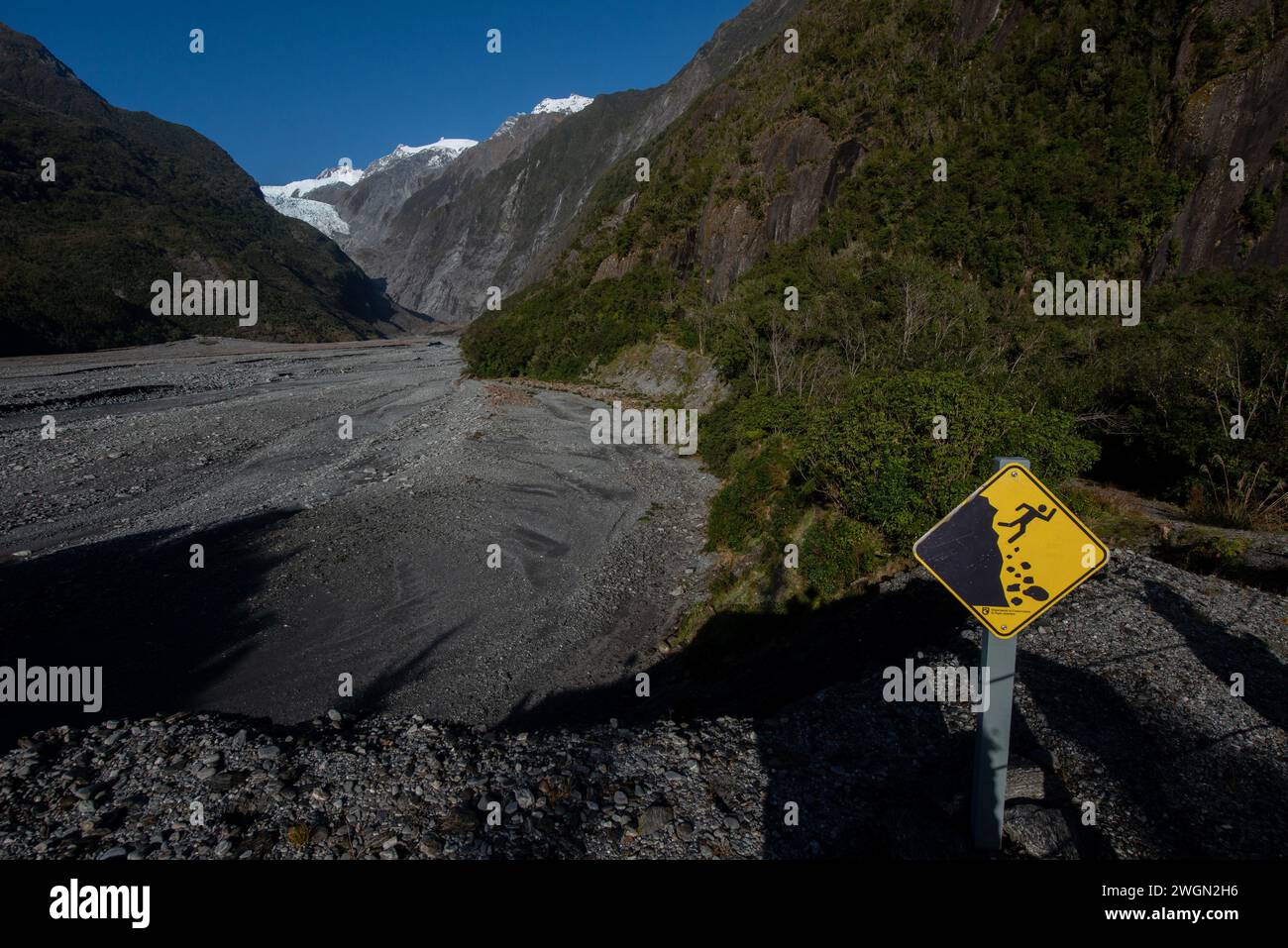 Cartello segnaletico di rocce sciolte e vista del Ghiacciaio Franz Josef, della passeggiata sul Ghiacciaio Franz Josef, vicino a Whataroa, al Parco Nazionale Westland Tai Poutini, West Coast R. Foto Stock