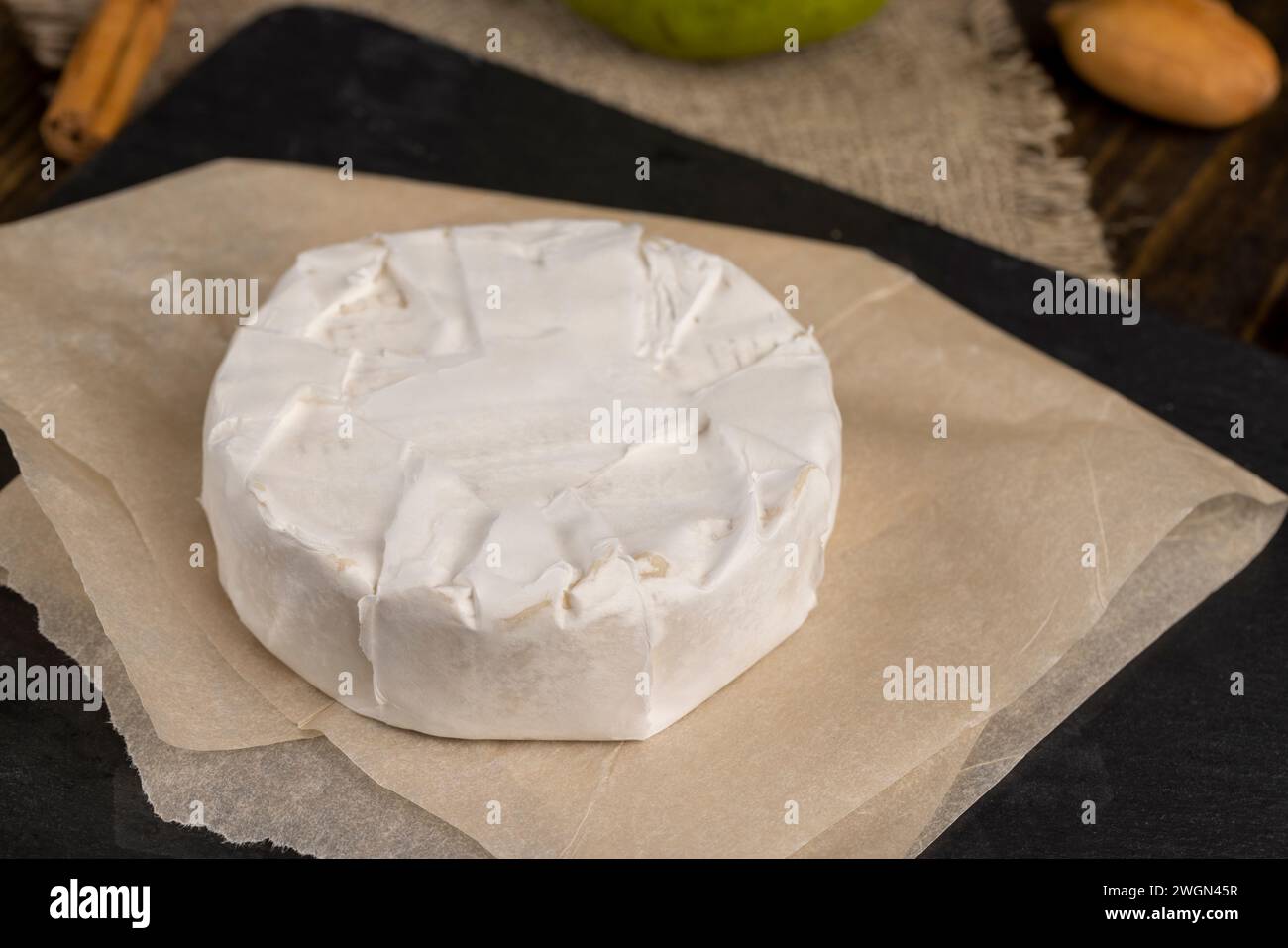 formaggio rotondo bianco con muffa sul tavolo, formaggio fresco morbido con muffa bianca nobile che si può mangiare Foto Stock