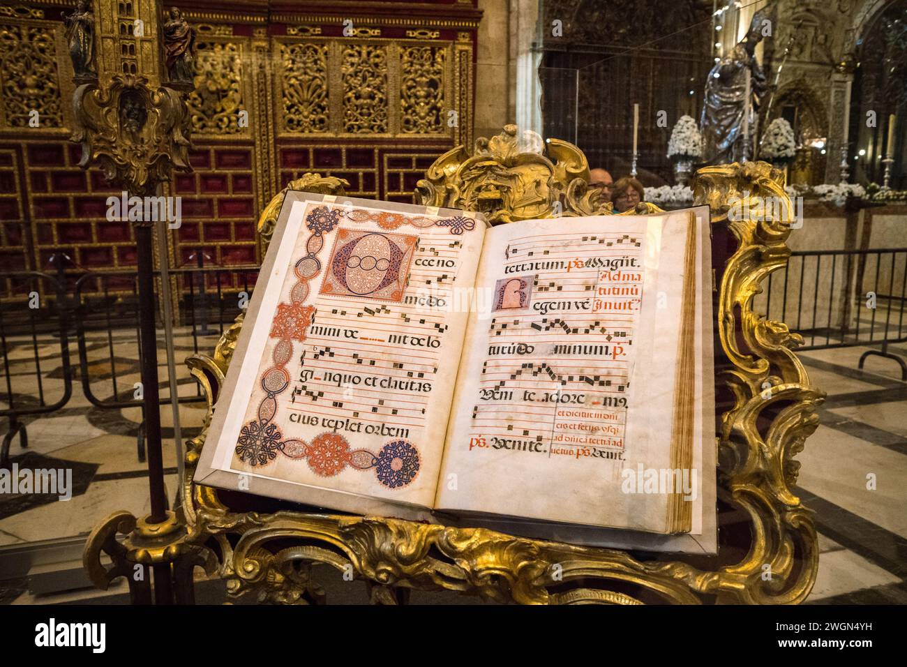 Libro del coro illuminato sulla mostra nella Cattedrale di Santa Maria della sede a Siviglia, Andalusia, Spagna Foto Stock