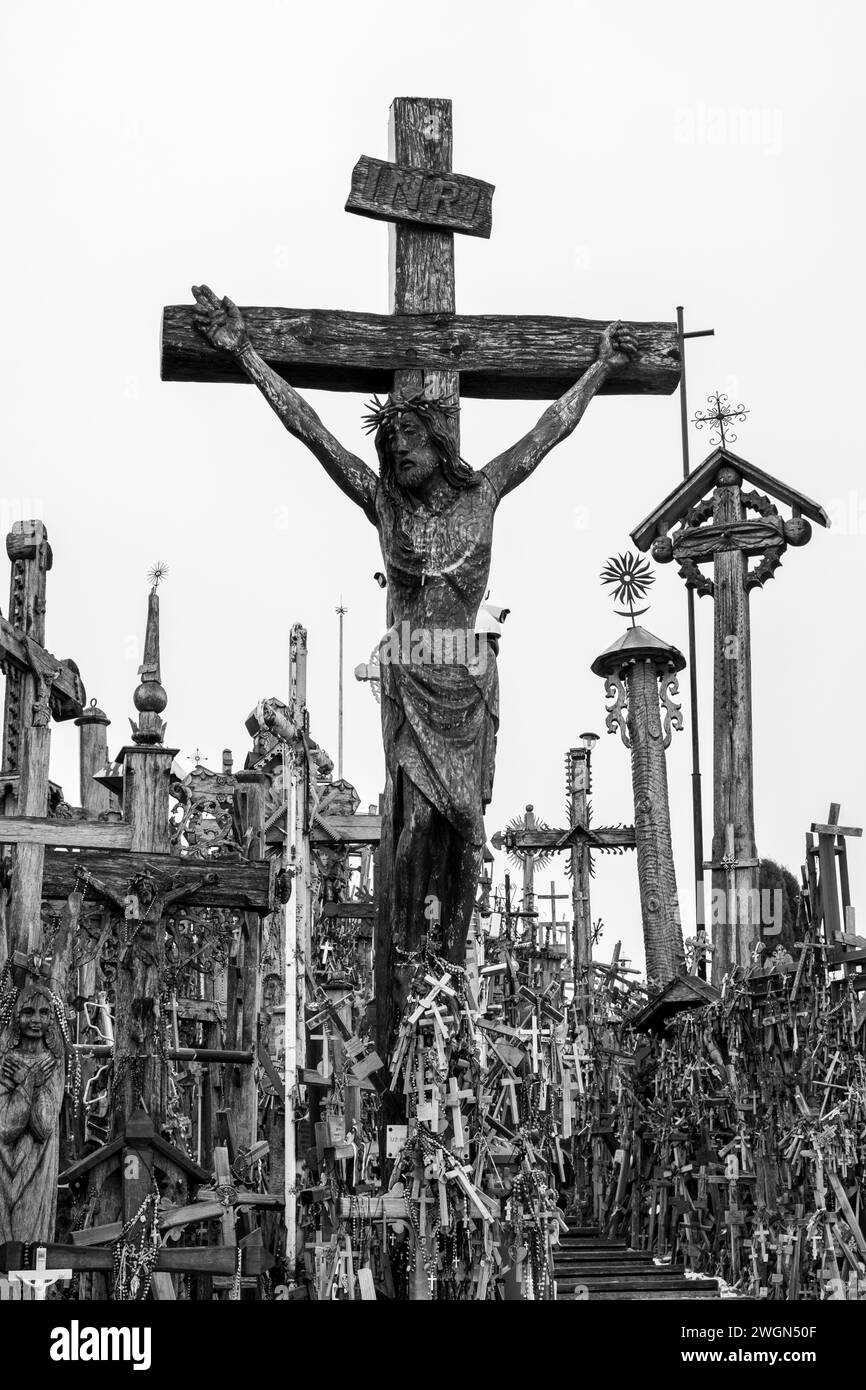 Attraverso la guerra, la persecuzione e le difficoltà, la Collina delle croci lituane è stata un faro di speranza e resilienza per la nazione. Foto Stock