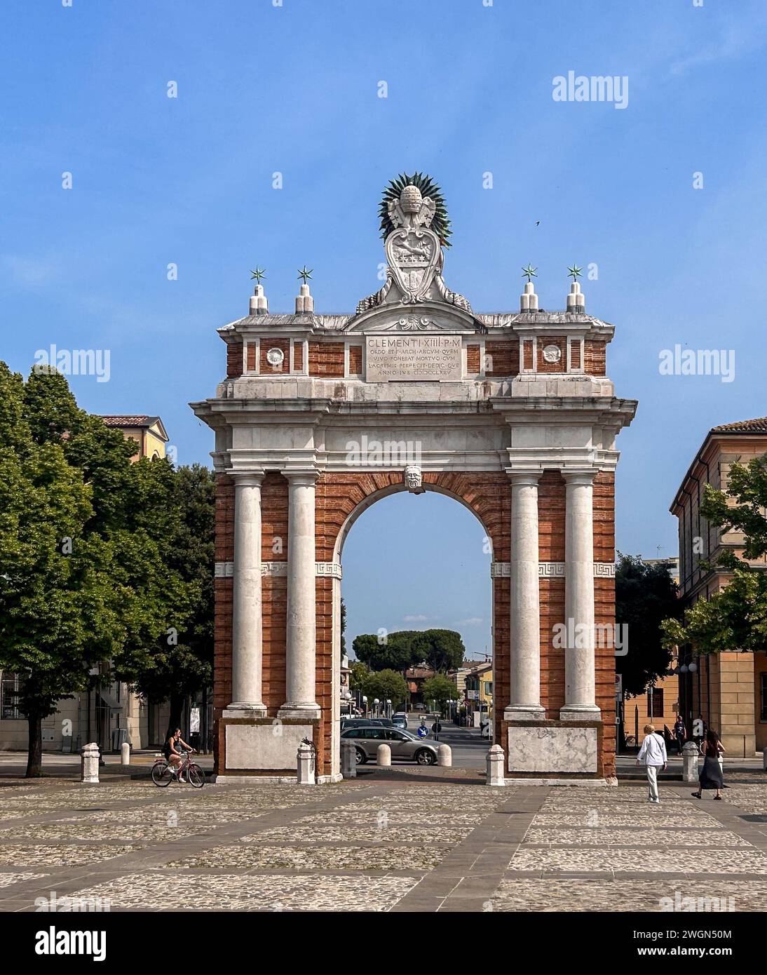 Attraverso Arco Ganganelli si trova un viaggio attraverso il passato di Santarcangelo, dove ogni passo riecheggia con storie di antichità. Foto Stock