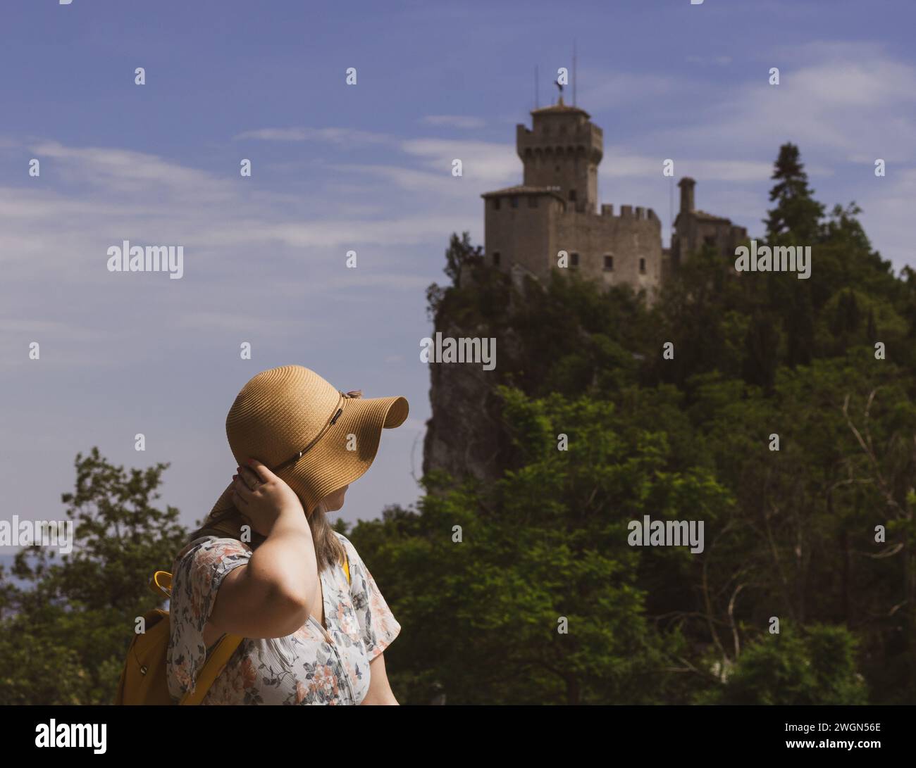 Alla presenza della storia: Seconda Torre - Cesta affascina come una donna ammira la sua maestosa silhouette, che si collega con l'anima antica di San Marin Foto Stock