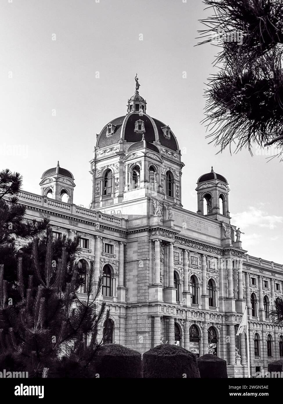 In una sinfonia in scala di grigi, il Kunsthistorisches Museum Wien rappresenta una testimonianza della grandezza architettonica e del patrimonio culturale, invitante riflessione in mezzo Foto Stock