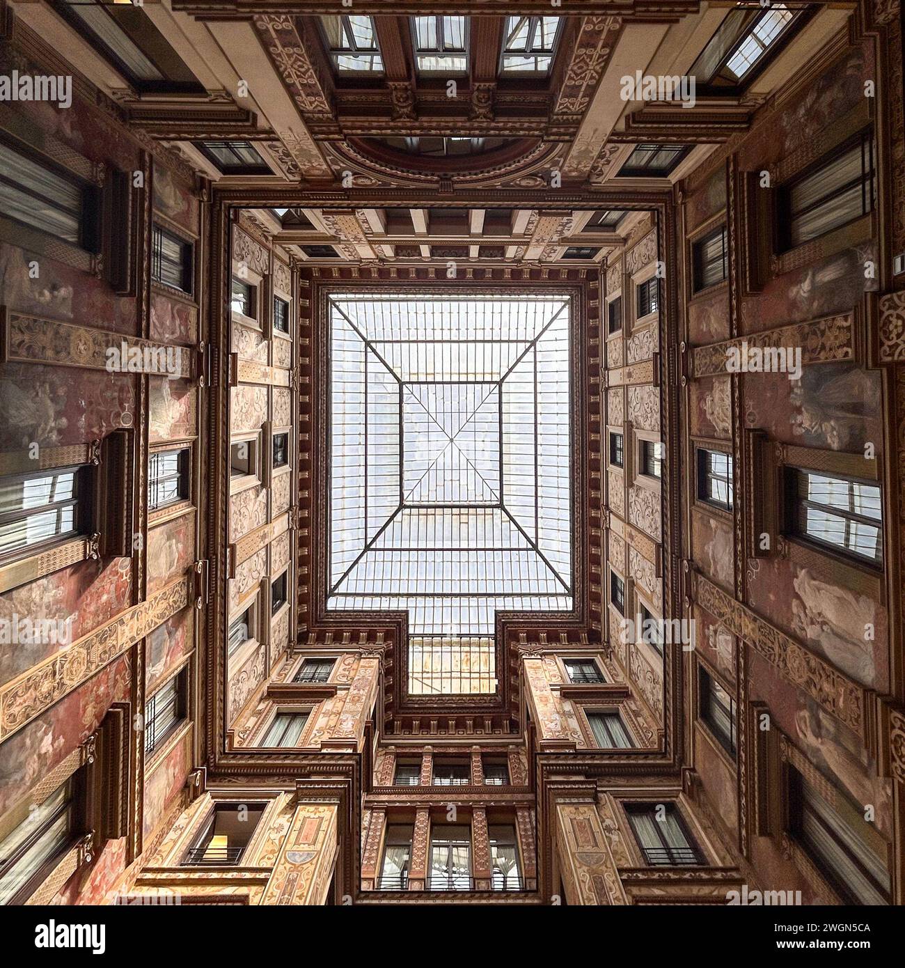 Entrate in un mondo di eleganza e fascino alla Galleria Sciarra, dove ogni angolo rivela squisiti dettagli dell'arte e dell'architettura italiana brilli Foto Stock