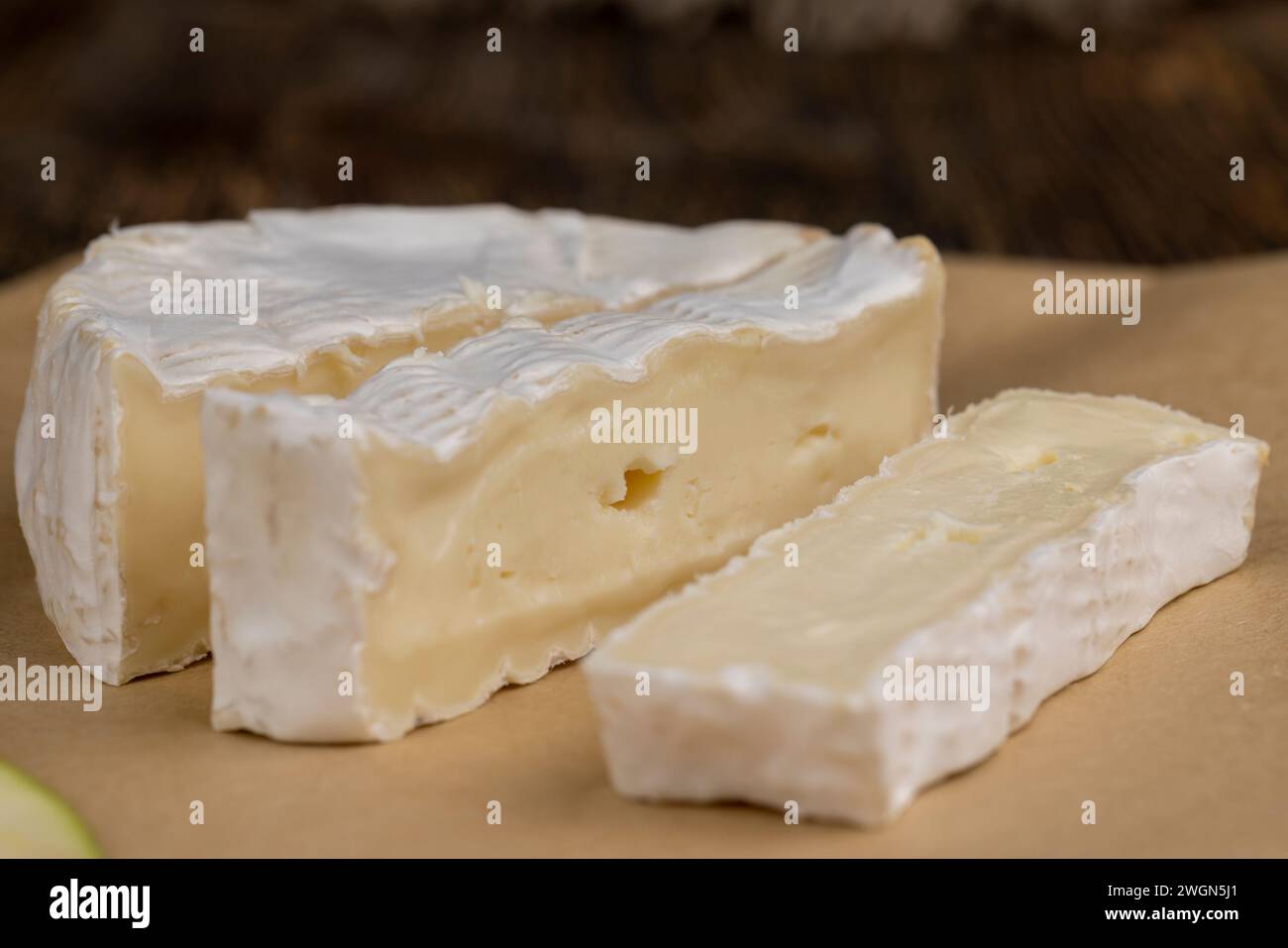formaggio morbido lavorato con muffa bianca sul tavolo, formaggio bianco a fette con primo piano di muffa Foto Stock