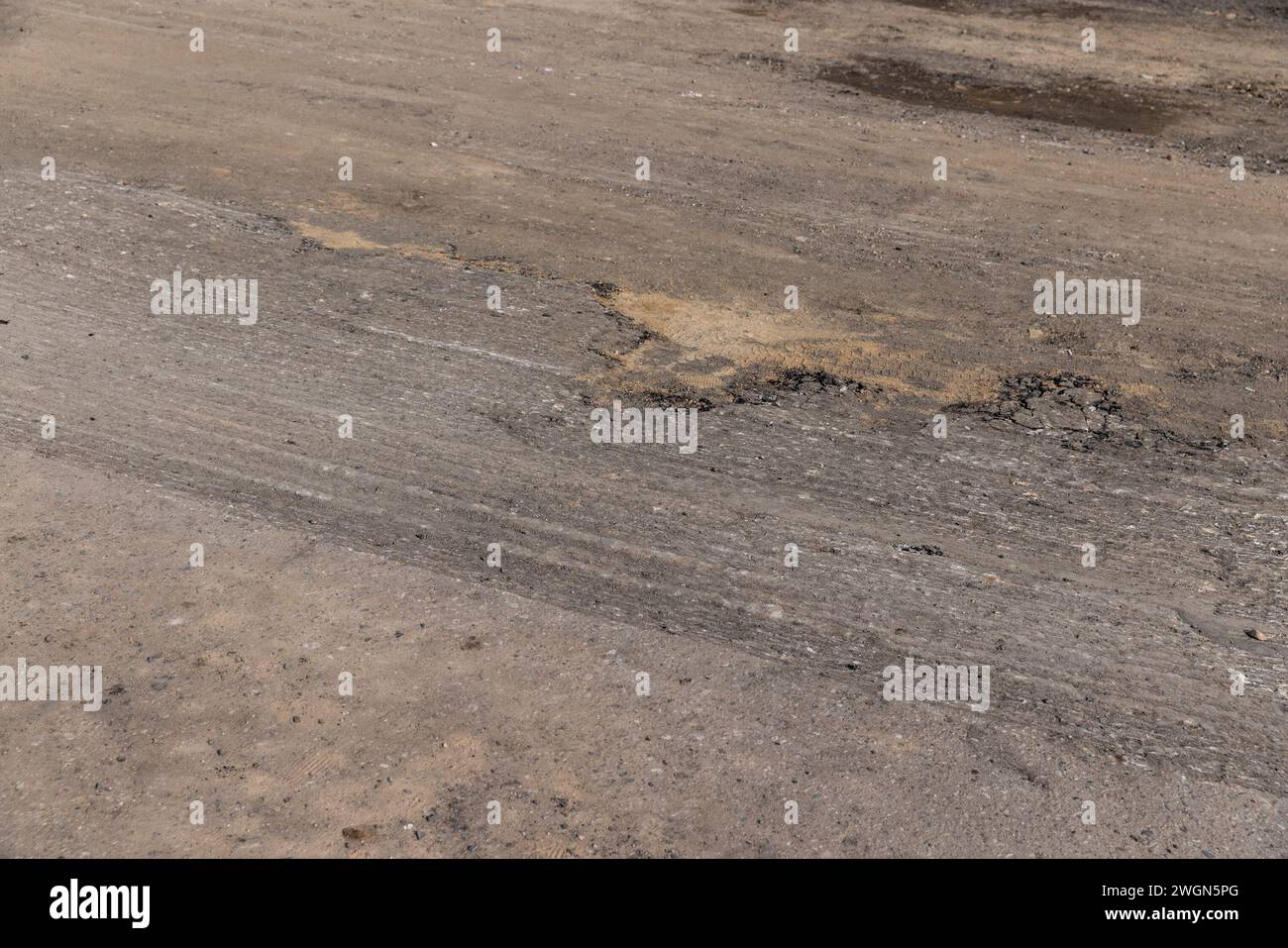 riparazione dell'asfalto in primo piano sulla strada, restauro di nuovo asfalto sull'autostrada Foto Stock