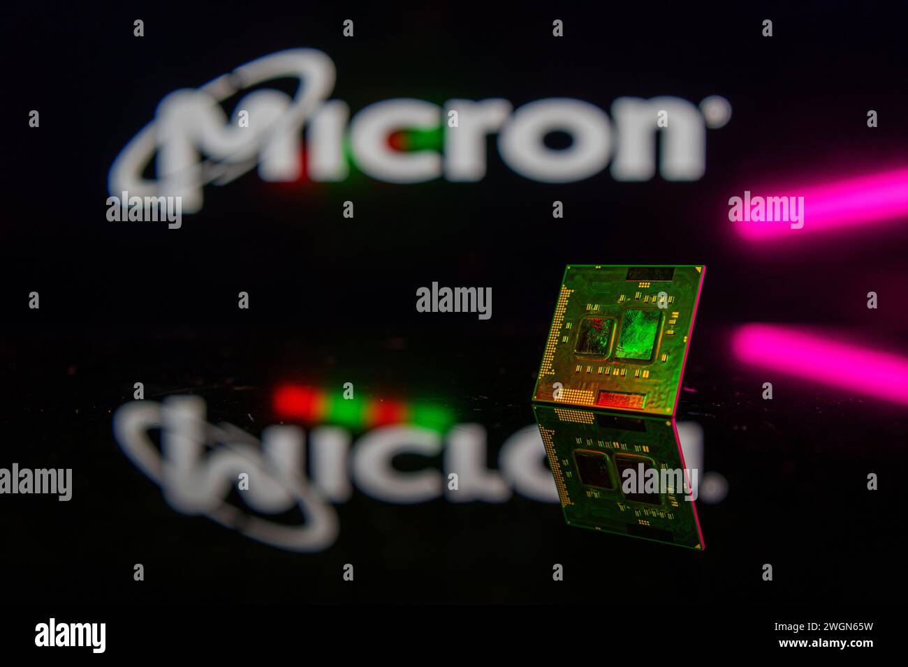 New Jersey, Stati Uniti d'America - 5 febbraio: Logo micron e scheda di memoria microchip semiconductor Foto Stock